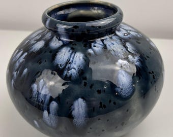 Vintage blauwe handgemaakte geglazuurde vaas 15 cm | Antieke bloemenvaas, verzamelobject, nostalgische decoratie