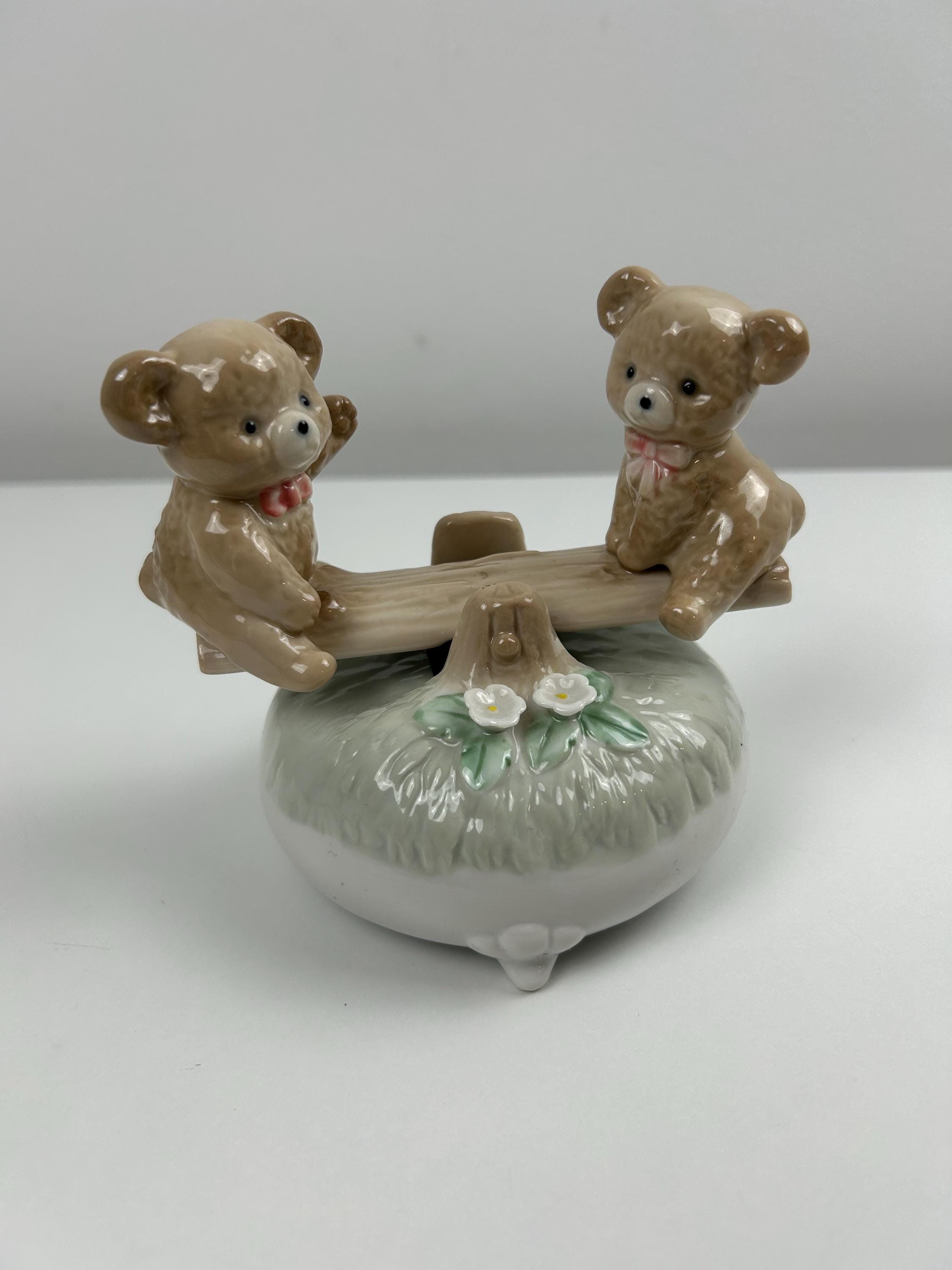 Vintage Porzellan-Spieluhr mit Teddybären auf Wippe, nostalgische Musikfigur Bären Spieluhr Bärchen Spieldose vintage Spieluhr
