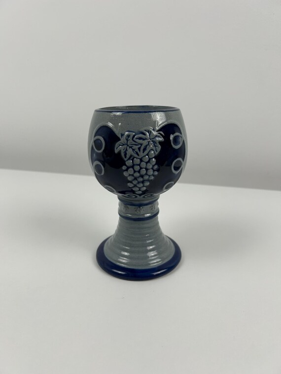 Weinbecher Steingut Westerwald 15cm Blau-Grau Traubenmotiv