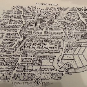 Könnte beinhalten: Eine schwarz-weiße historische Karte mit dem Titel Koningsberga, die eine Vogelperspektive einer Stadt mit dichten Gebäuden, einem gewundenen Fluss, Brücken und Schiffen zeigt. Die Karte enthält detaillierte Straßenverläufe, Kirchtürme und eine Legende.
