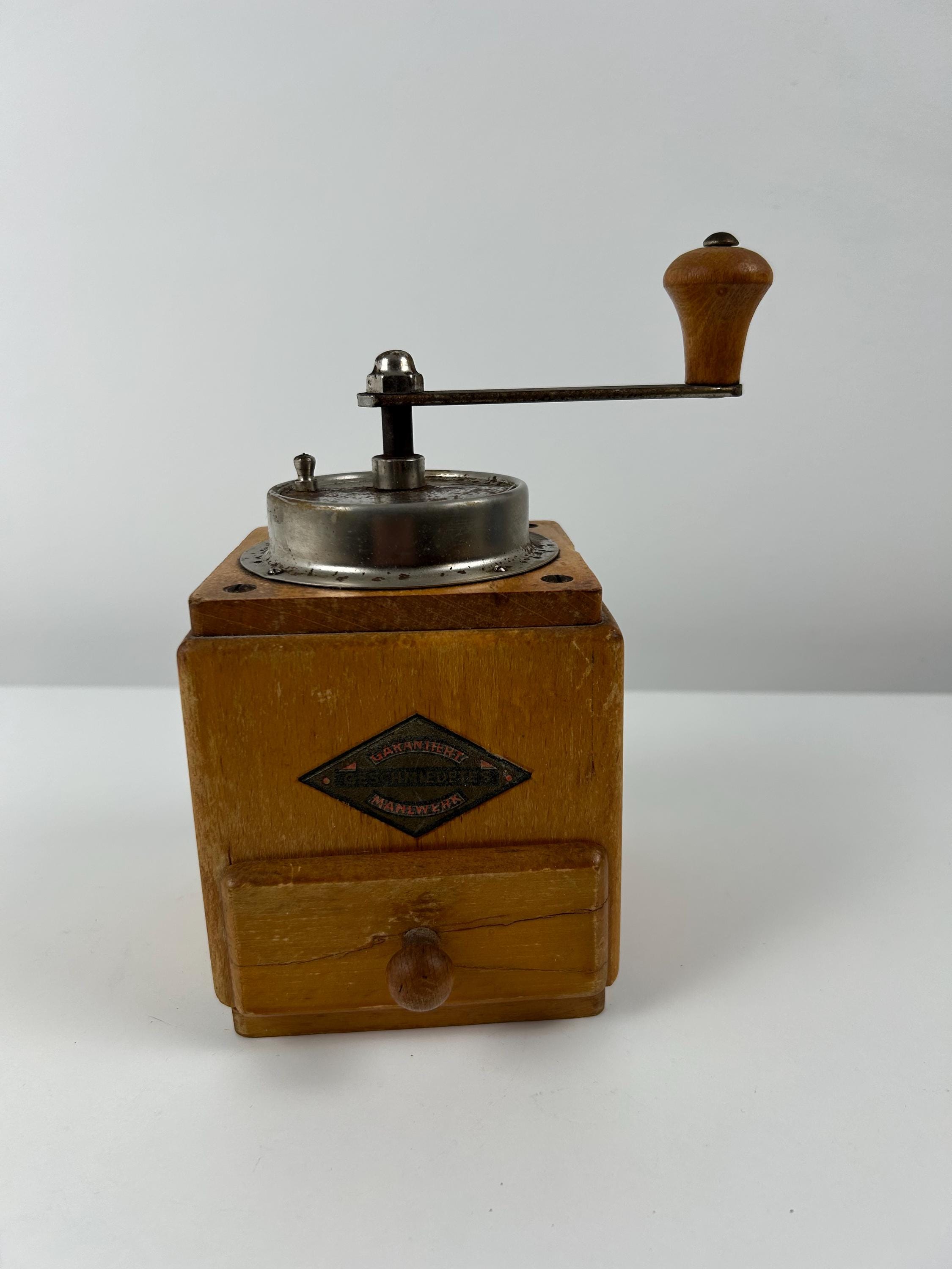 Handgefertigte Kaffeemühle retro Mühle alt vintage Dekoration Landhausküche