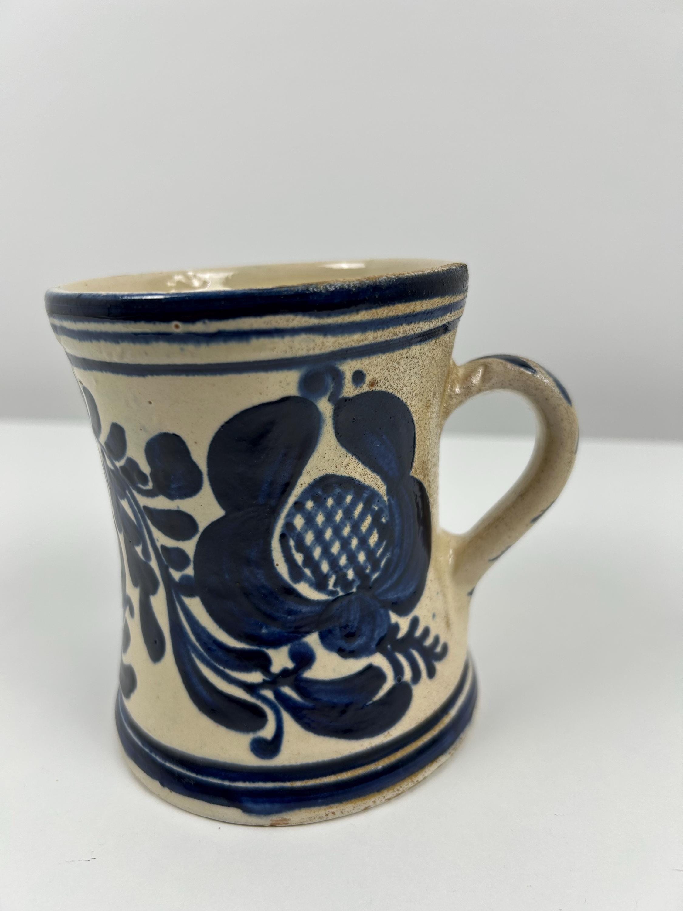 Wunderschöner Krug mit Blumenmotiv 12 cm retro Topf alt weißblau Sammler Keramik