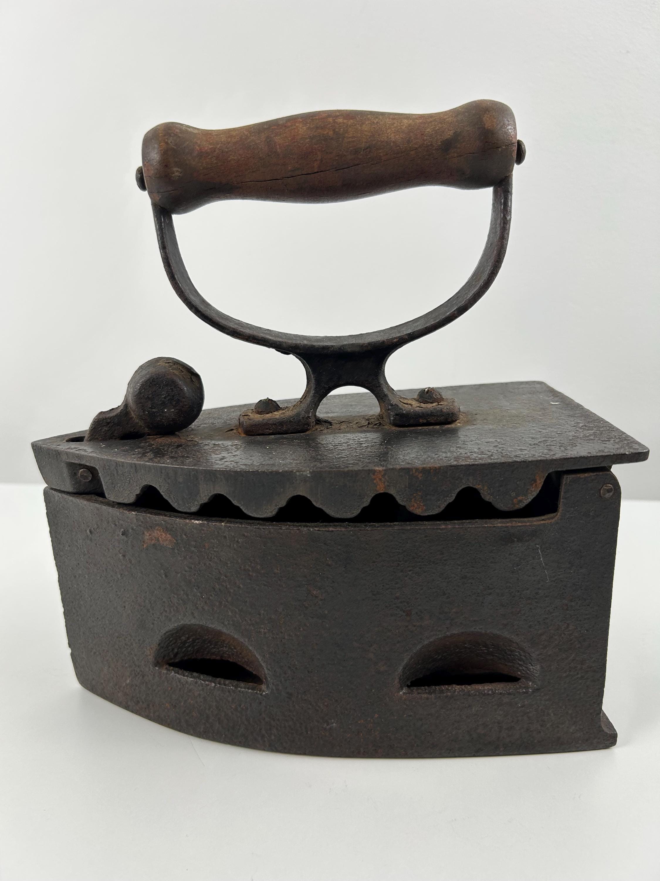 Kohlebügeleisen viktorianisch Bügeleisen Dekoration antik Einrichtung Dekotipps chateaucore Nähstube Nähshop Wäscherei Dekorationstipps alt