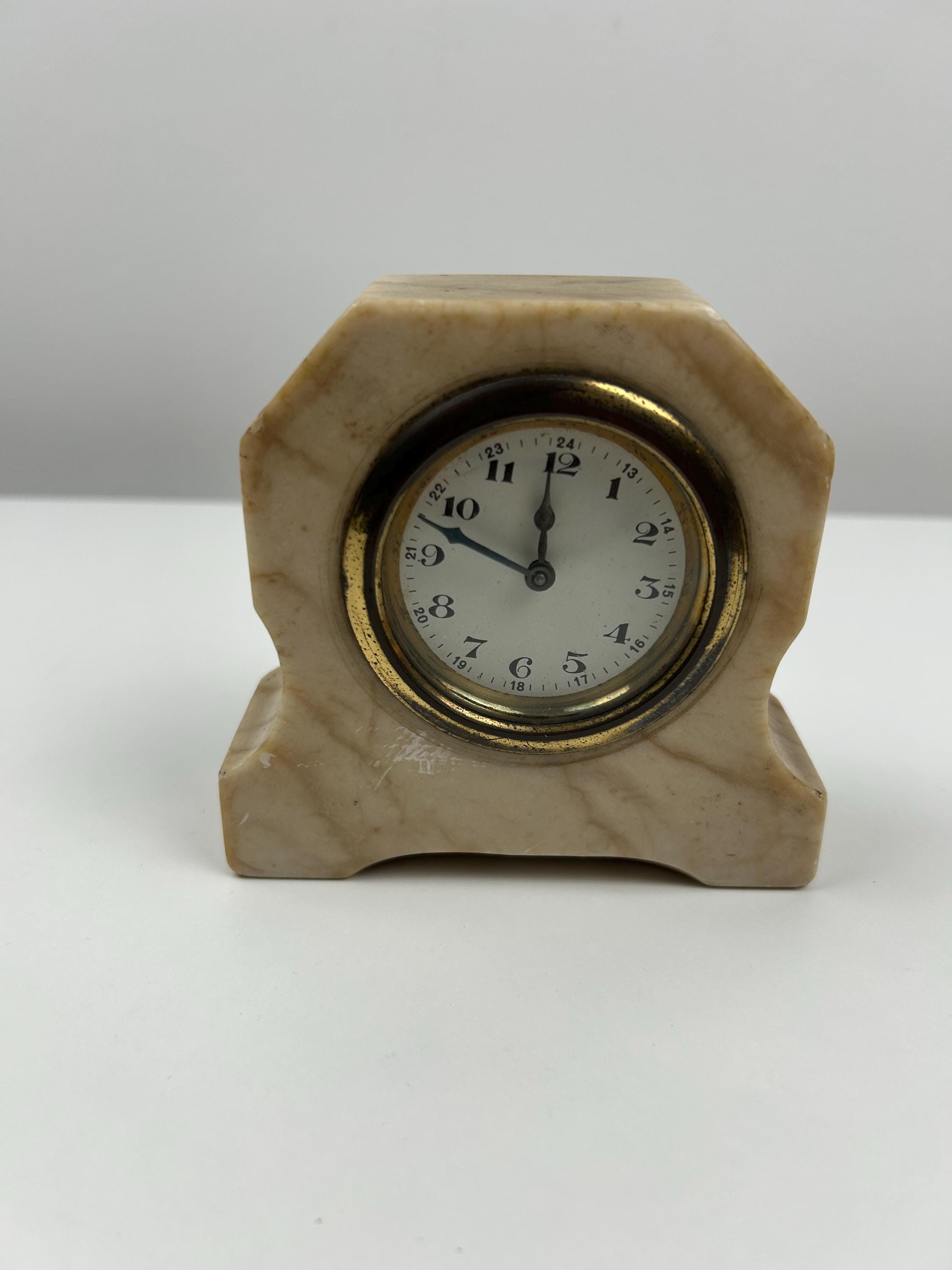 Uhr vintage Wecker midcentury Wohnen Dekoration Arbeitszimmer Nostalgisch Onyx Mamor Retro chateaucore Uhrensammler Weckersammler Dekotipps