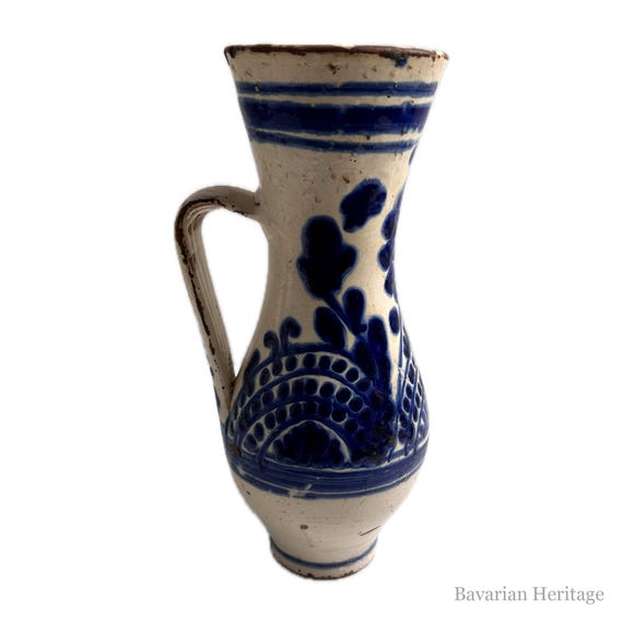 Jarra con asa de Transilvania, pintada en azul, motivo de abanico, 23 cm