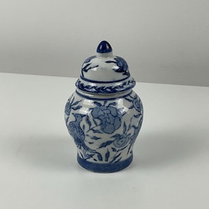 Lidded vase Delft style 11 cm retro vases old vintage
