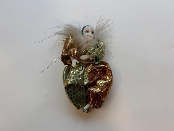 Vintage Puppe Goldbrokat Federschmuck