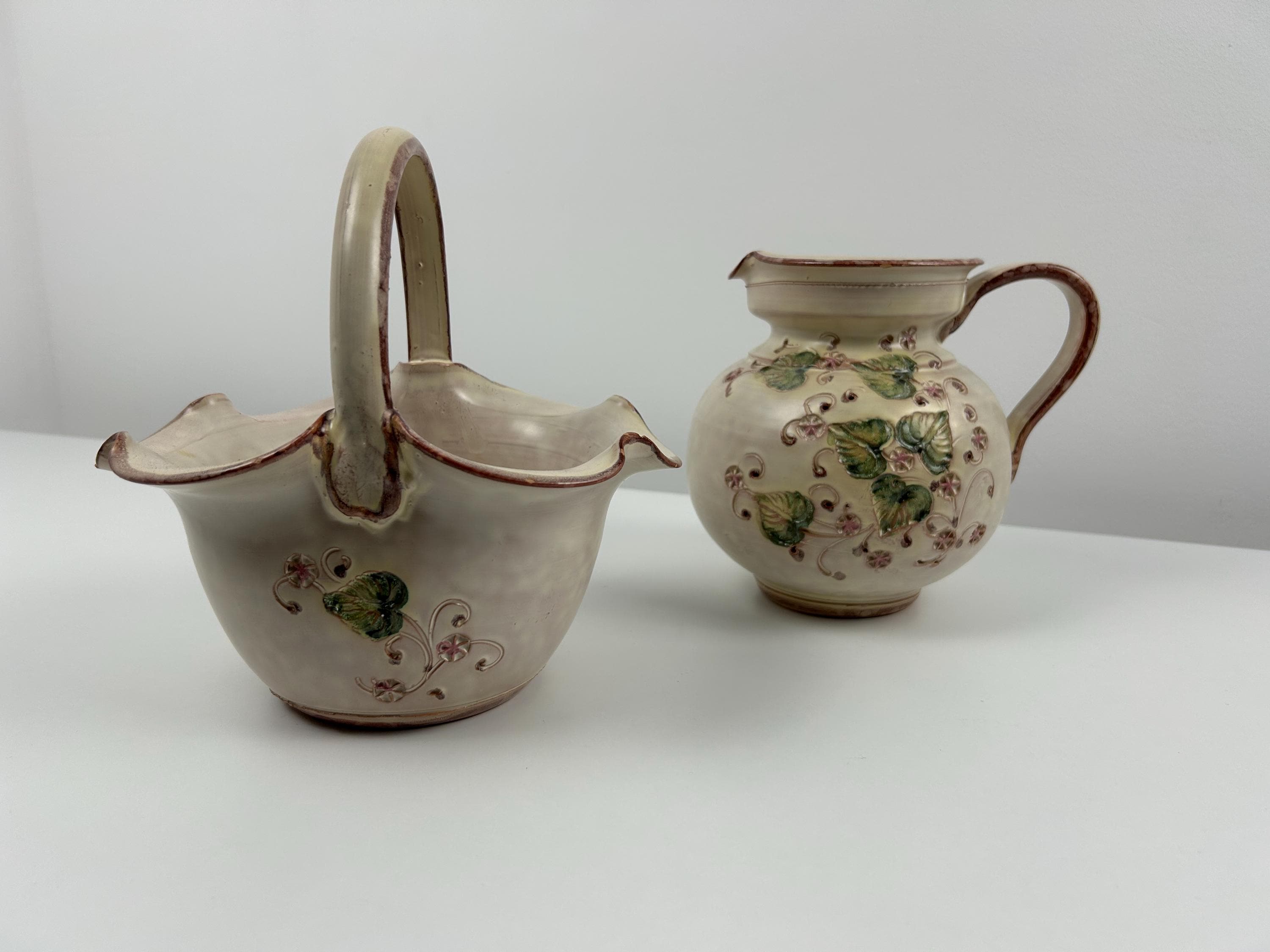 Keramik Set Korb vintage Krug florales Design Dekoration Landhaus Château Core Jugendstil Einrichtung retro Wohnen beige Körbchen Kanne alt