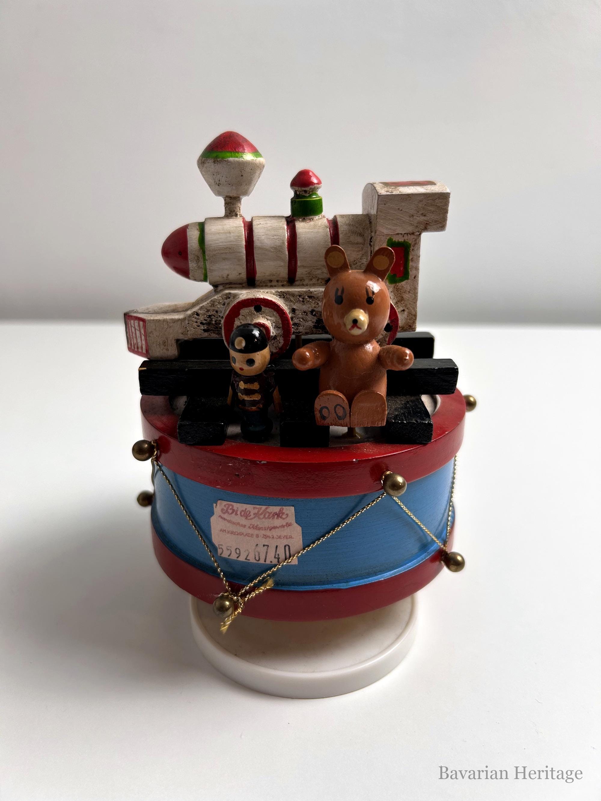 Spieluhr Trommel mit Lokomotive, Teddybär und Soldaten