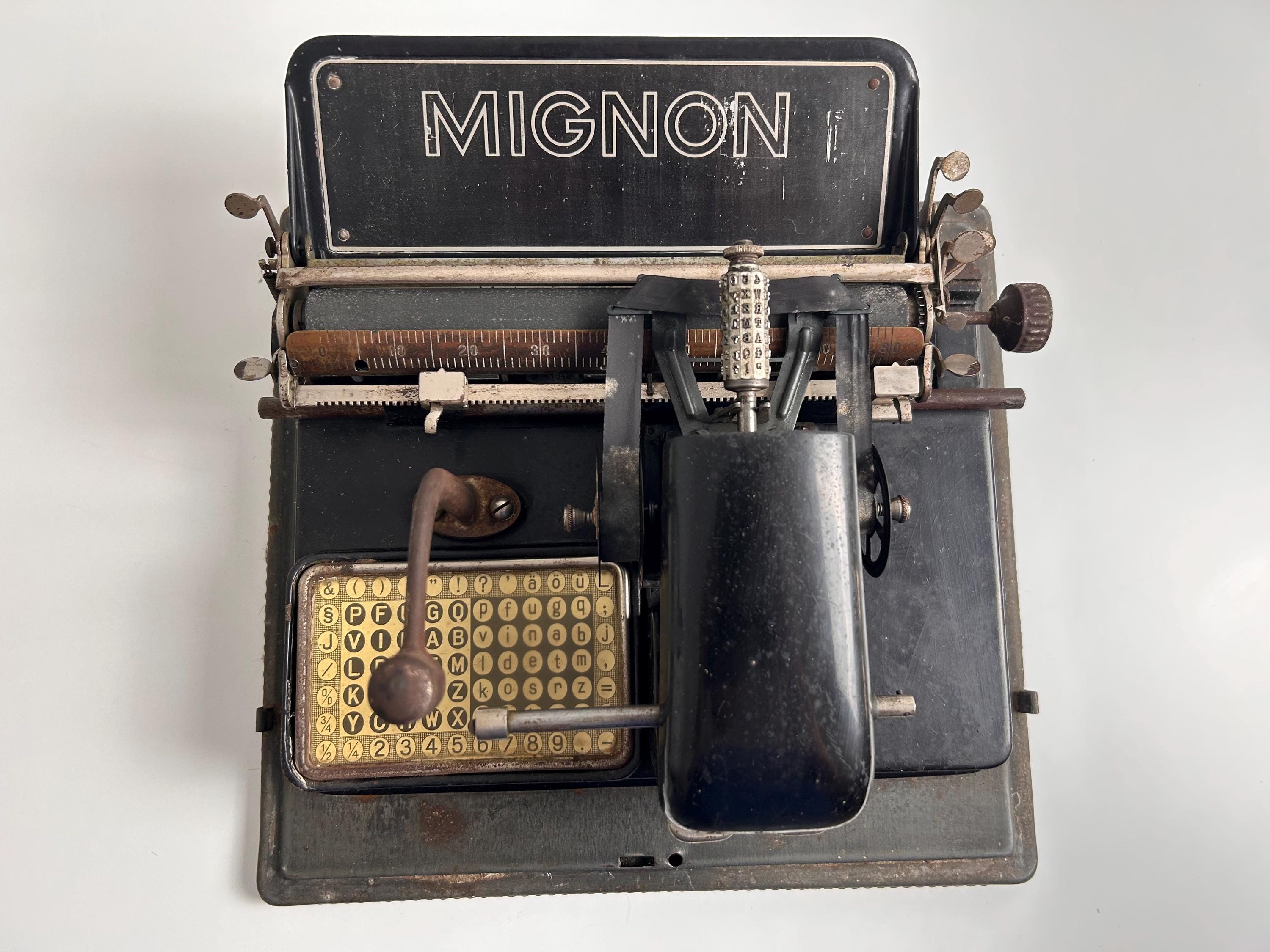 Antike Schreibmaschine Mignon AEG Gehäuse Zeigerschreibmaschine Berlin 20er Dekoration nostalgisch Einrichtung