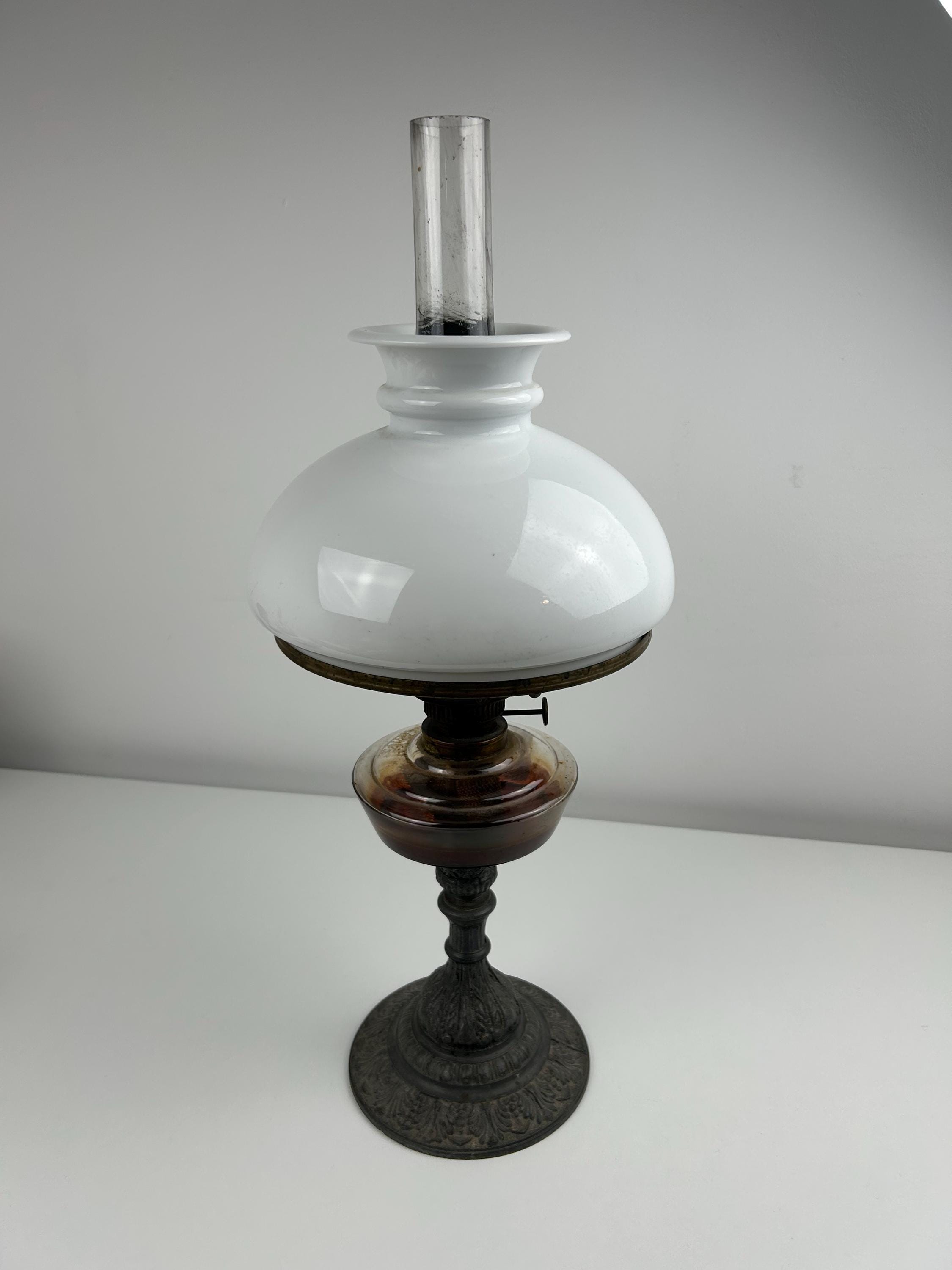 Öllampe weiß Petroleumlampe antik Messing Glas vintage Einrichtung chateaucore Dekoration Licht