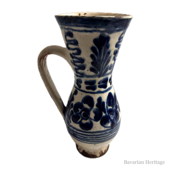Jarra con asa de Transilvania, pintada en azul, palmetas, 22 cm
