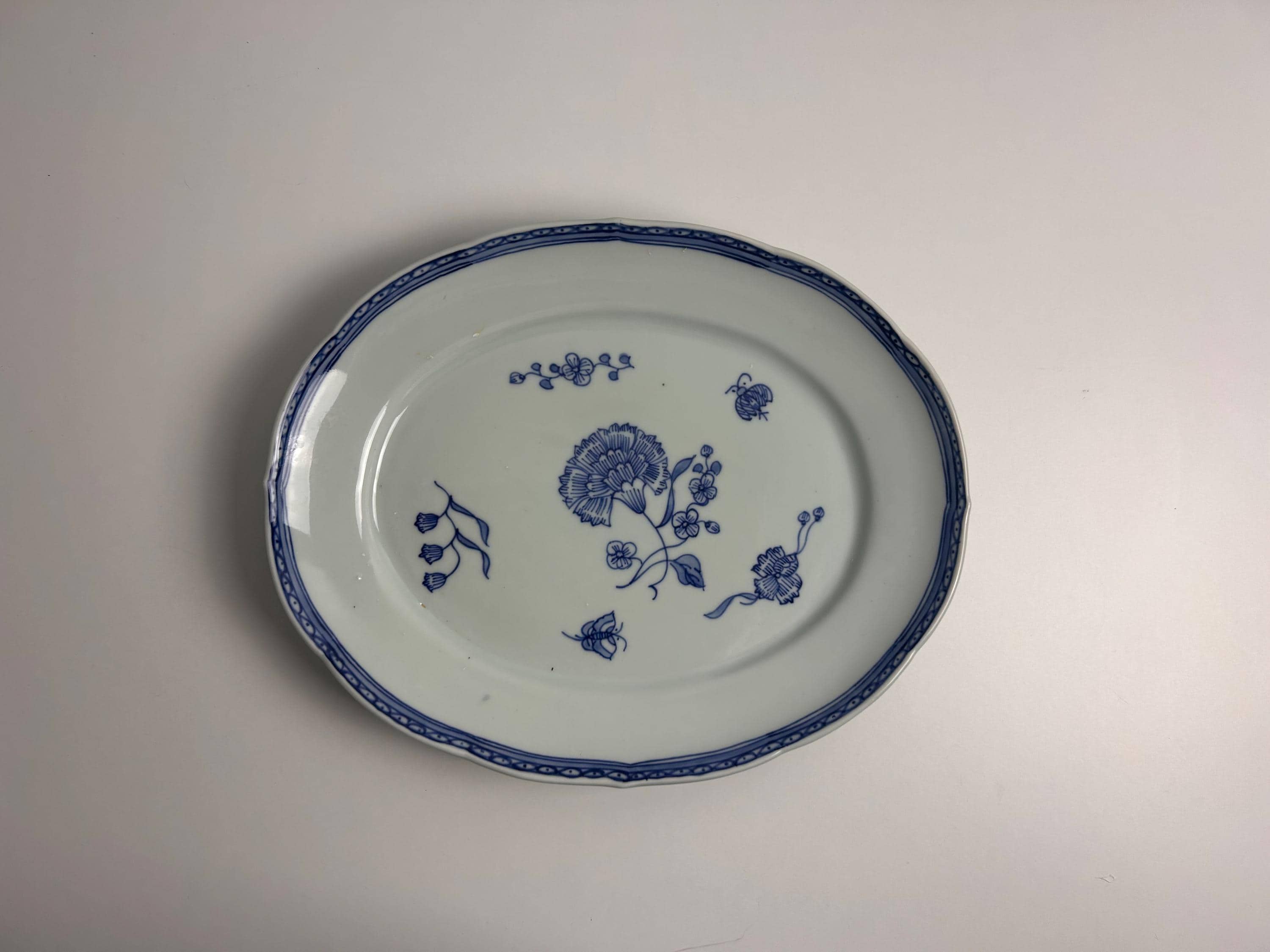 Nejlika Porzellanplatte vintage Servierteller alt Ikea Keramik Sammler 90er Liebhaber Porzellan Einrichtung weiß blau Dekoration