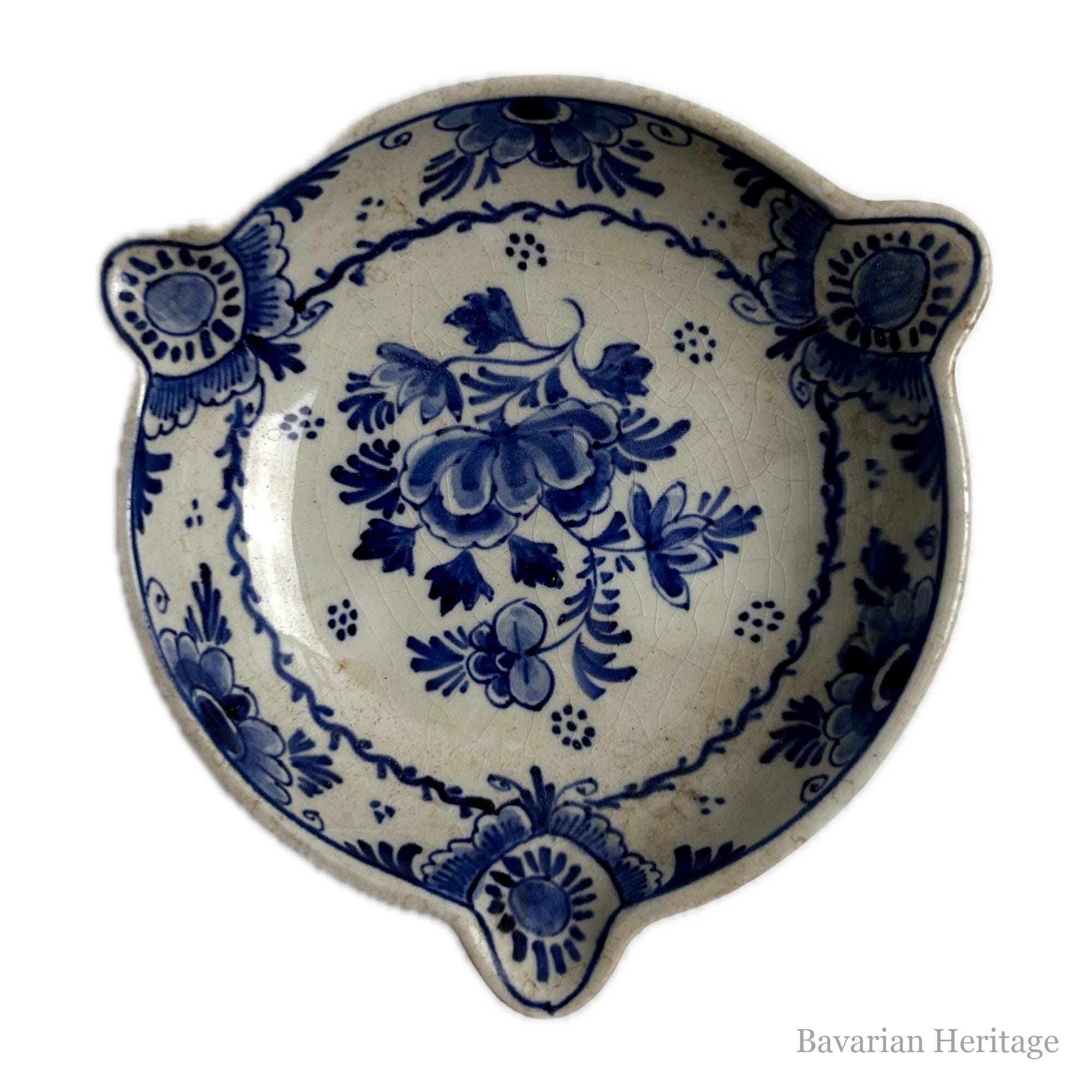 Schälchen mit drei Griffen, Blaumalerei Delfter Art, Bodenmarke Delft, Ø 11 cm