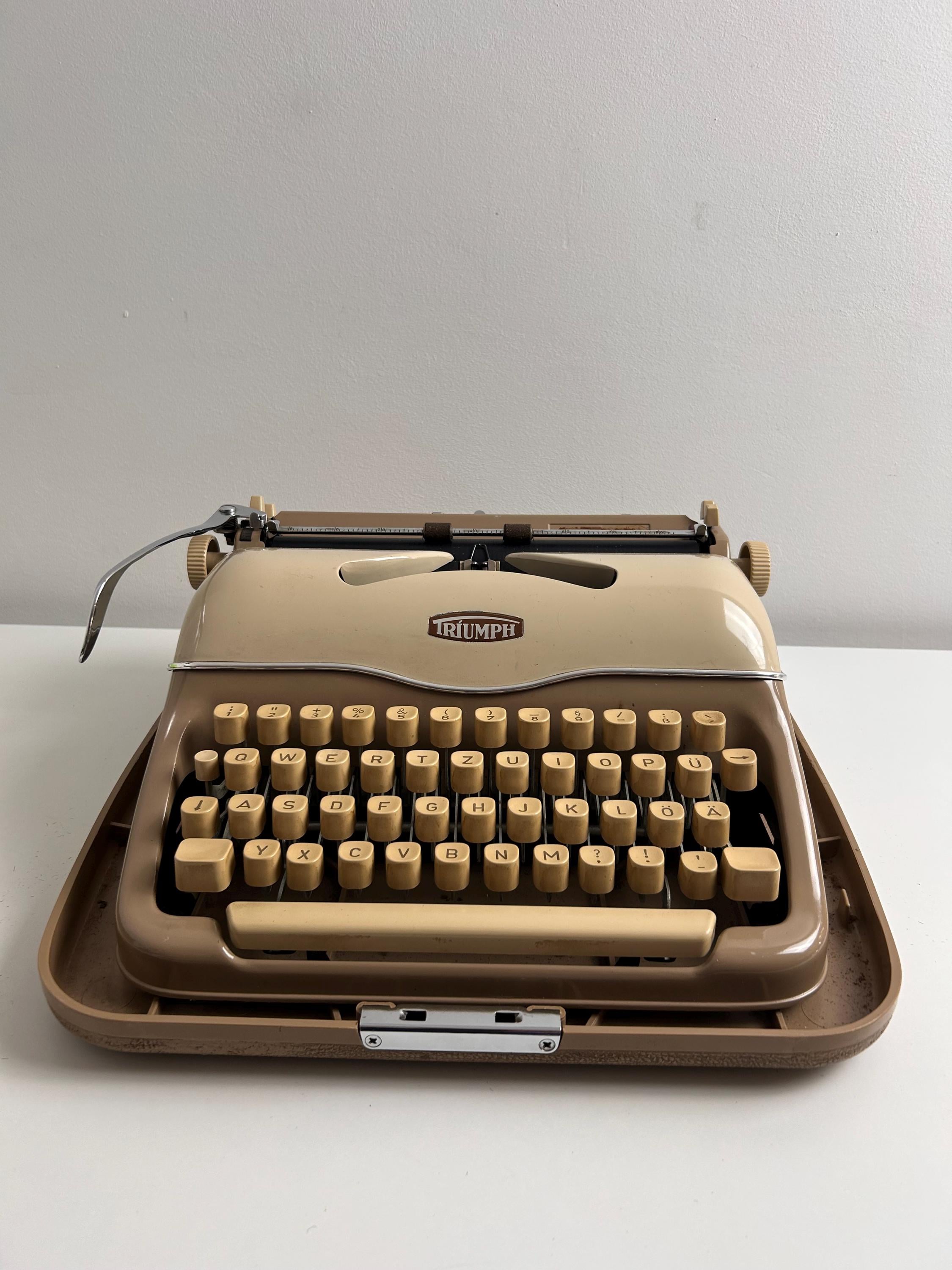Vintage Reiseschreibmaschine Triumph Schreibmaschine antik braun beige Dekoration Einrichtung
