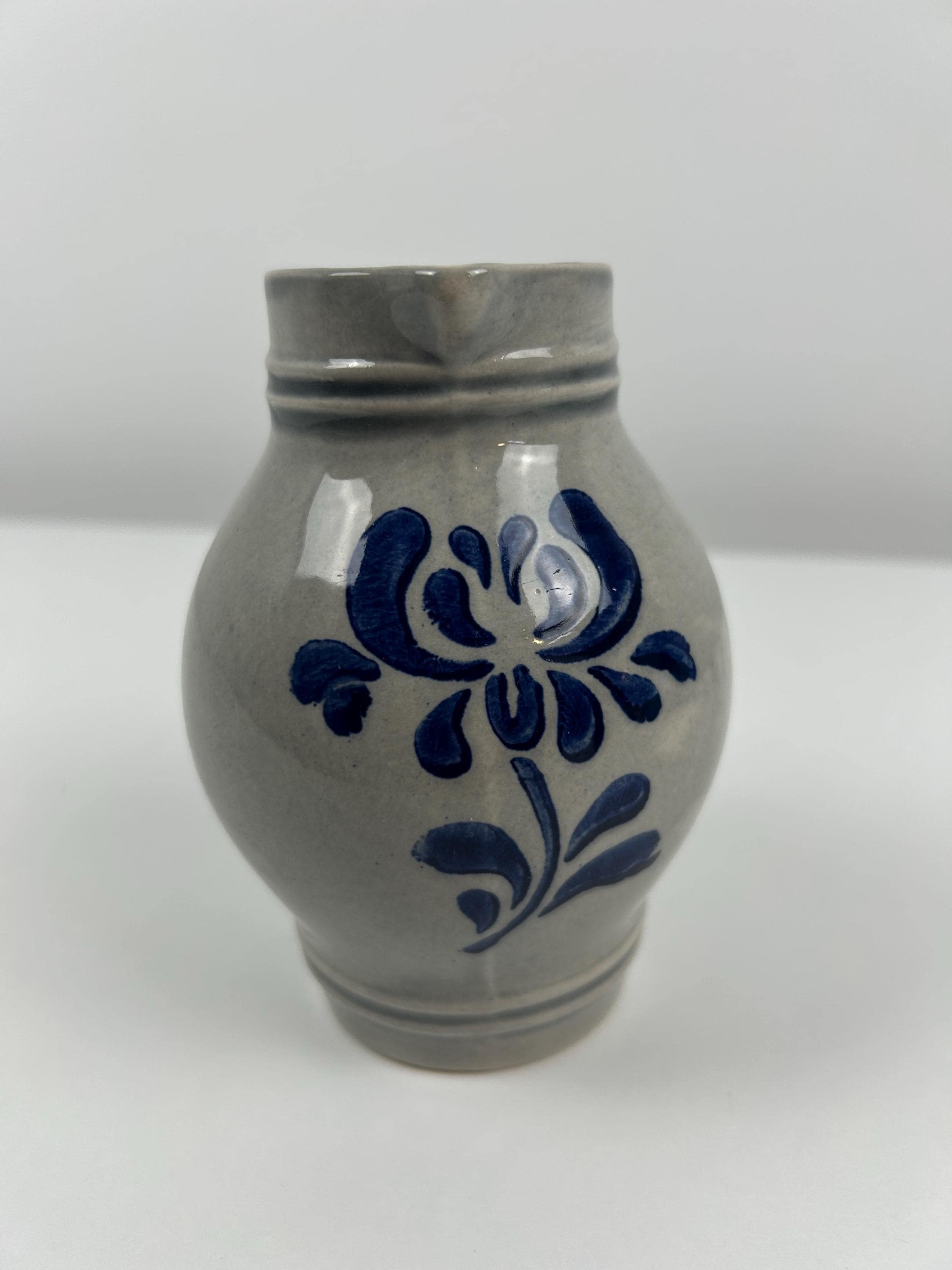 Steingutkanne grau vintage ca. 13cm 5,1" alte Kanne steingrau Krug Landhaus Einrichtung Bauernhaus Keramik Blumenmuster Dekoration graublau