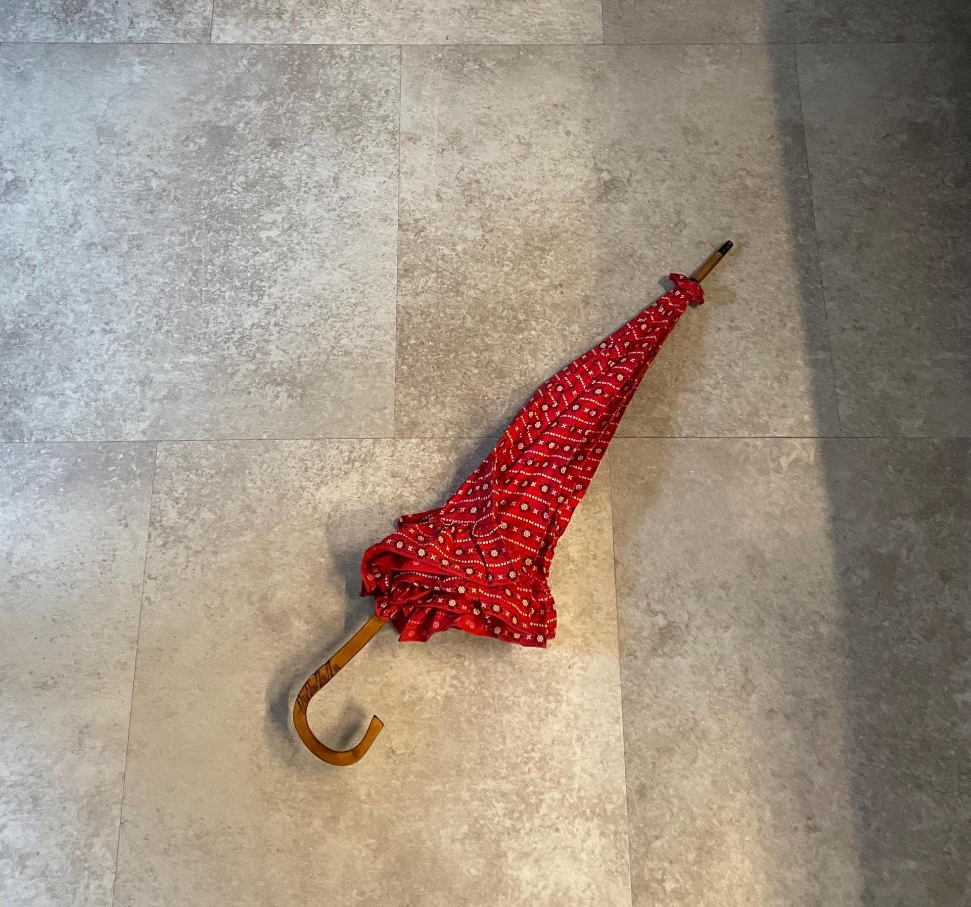 Trachtenschirm rot karomuster Schirm Trachten traditionell Regenschirm retro Bayern alt Schirme vintage Sonnenschirm thrift Trachtenschirme