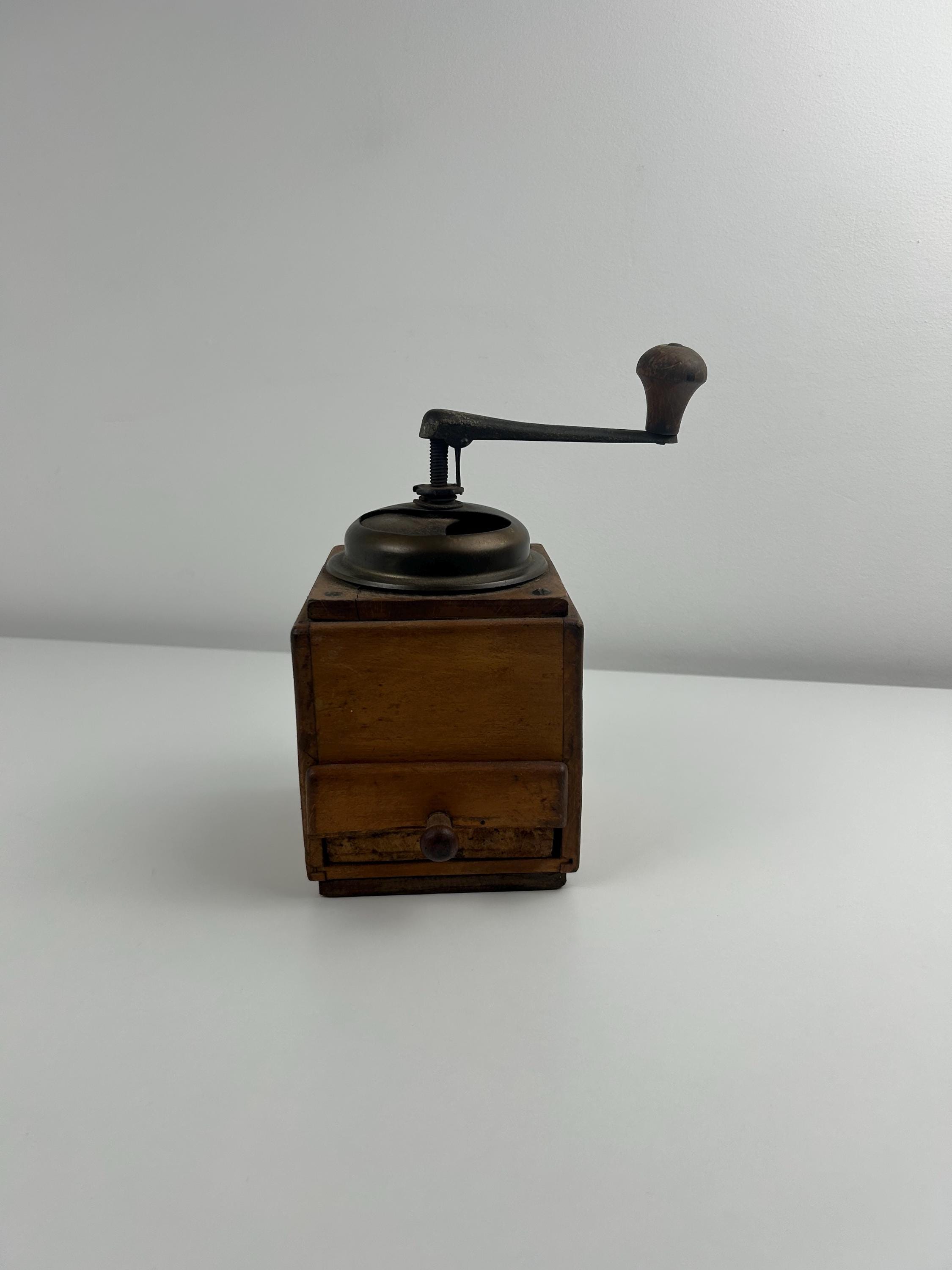 Große alte Kaffeemühle braun vintage Kaffeemühlen retro Kaffee mahlen nostalgisch