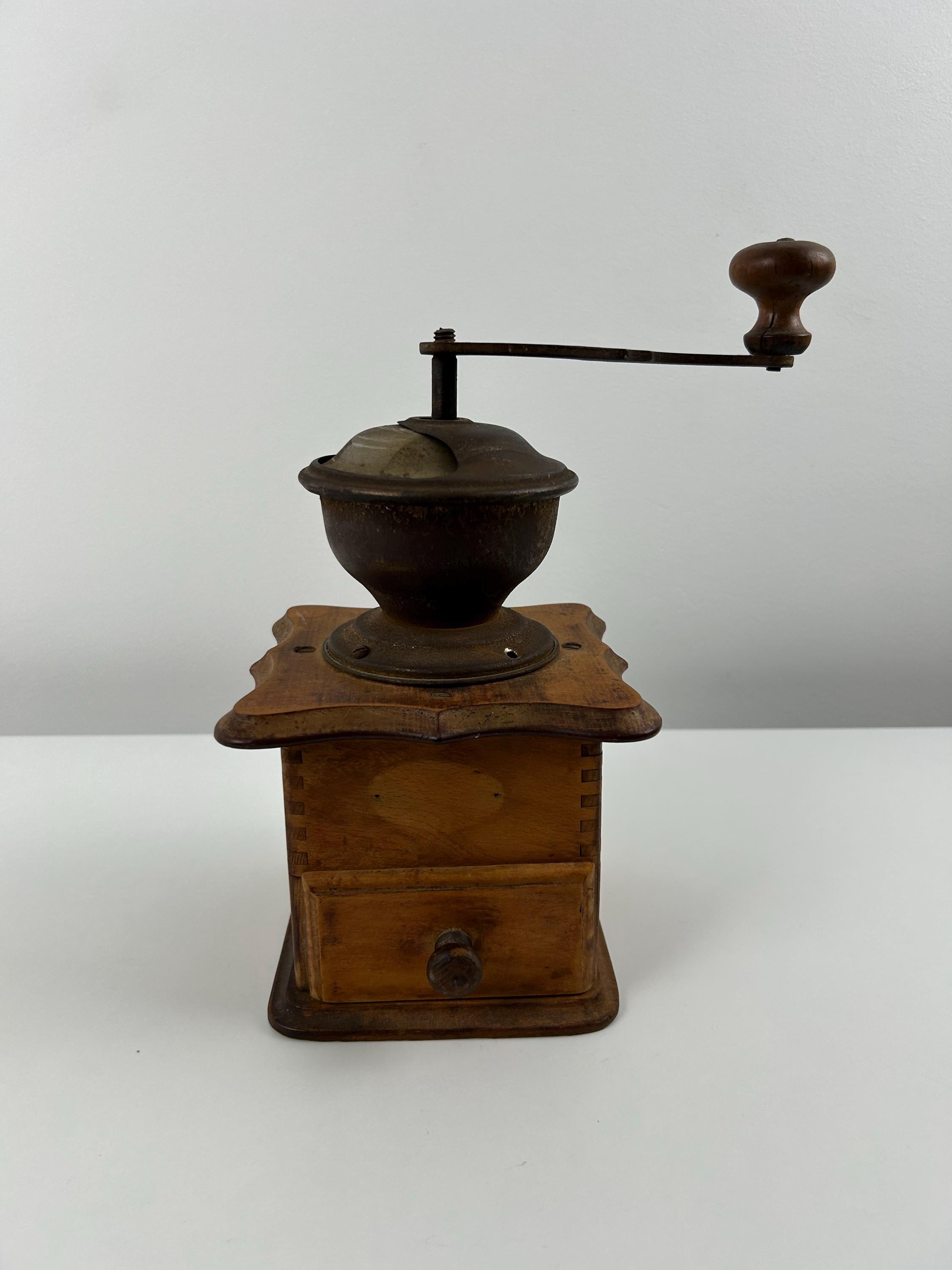 Kaffeemühle braun Biedermeierzeit vintage Mühle Einrichtung retro Dekoration Landhaus Kaffee mahlen Kaffeemühlensammlung Cottage alt