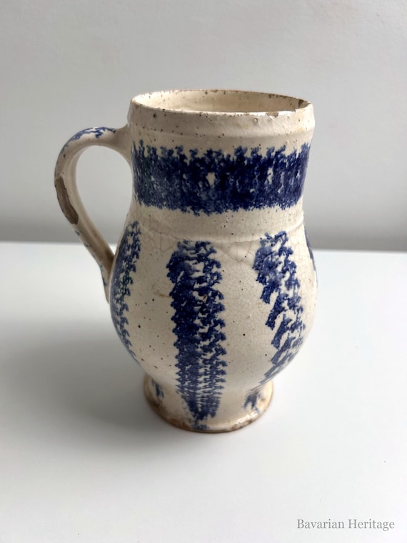 Brocca con manico della Transilvania, decoro blu a spugna, 17 cm