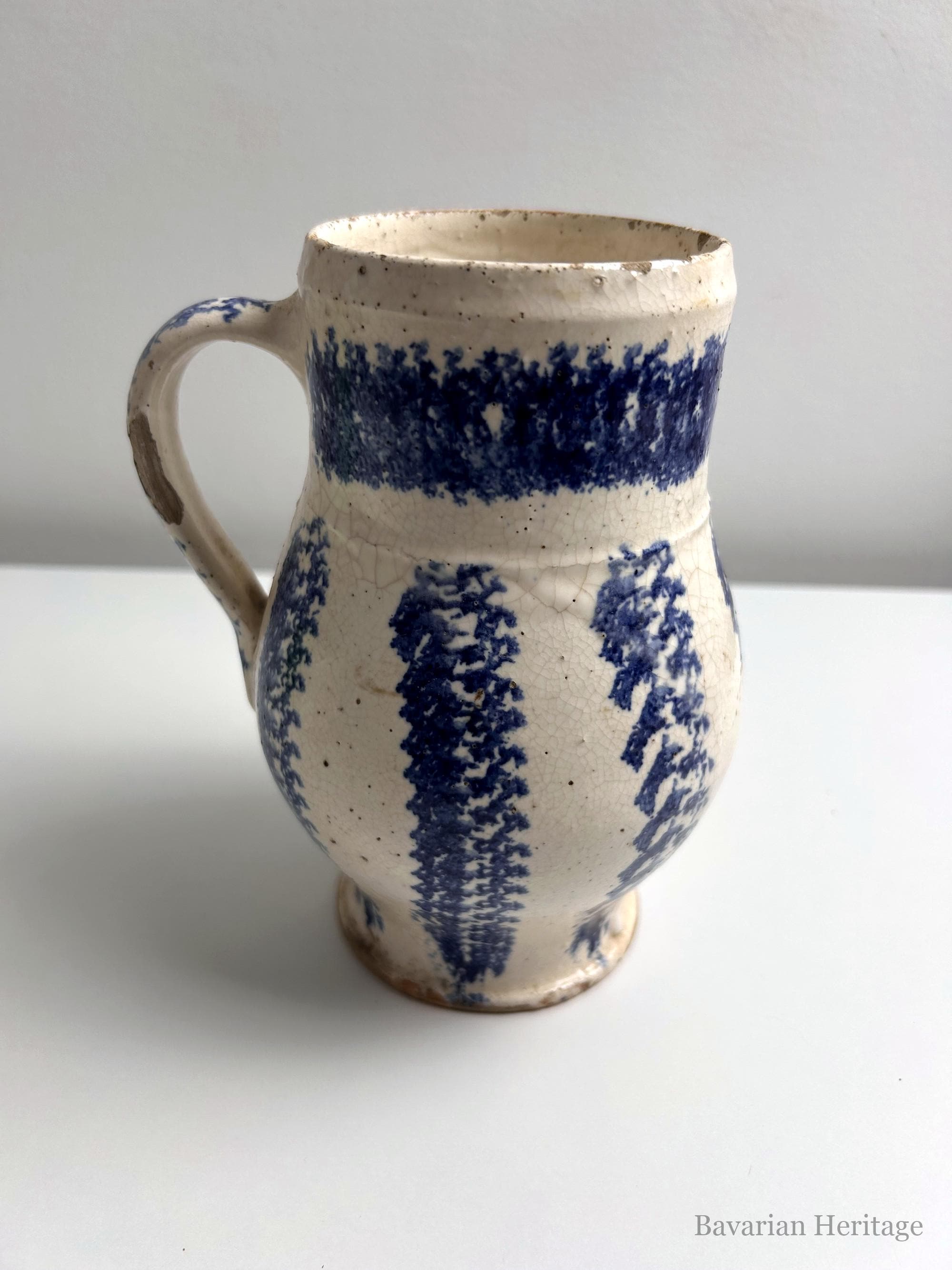 Brocca con manico della Transilvania, decoro blu a spugna, 17 cm