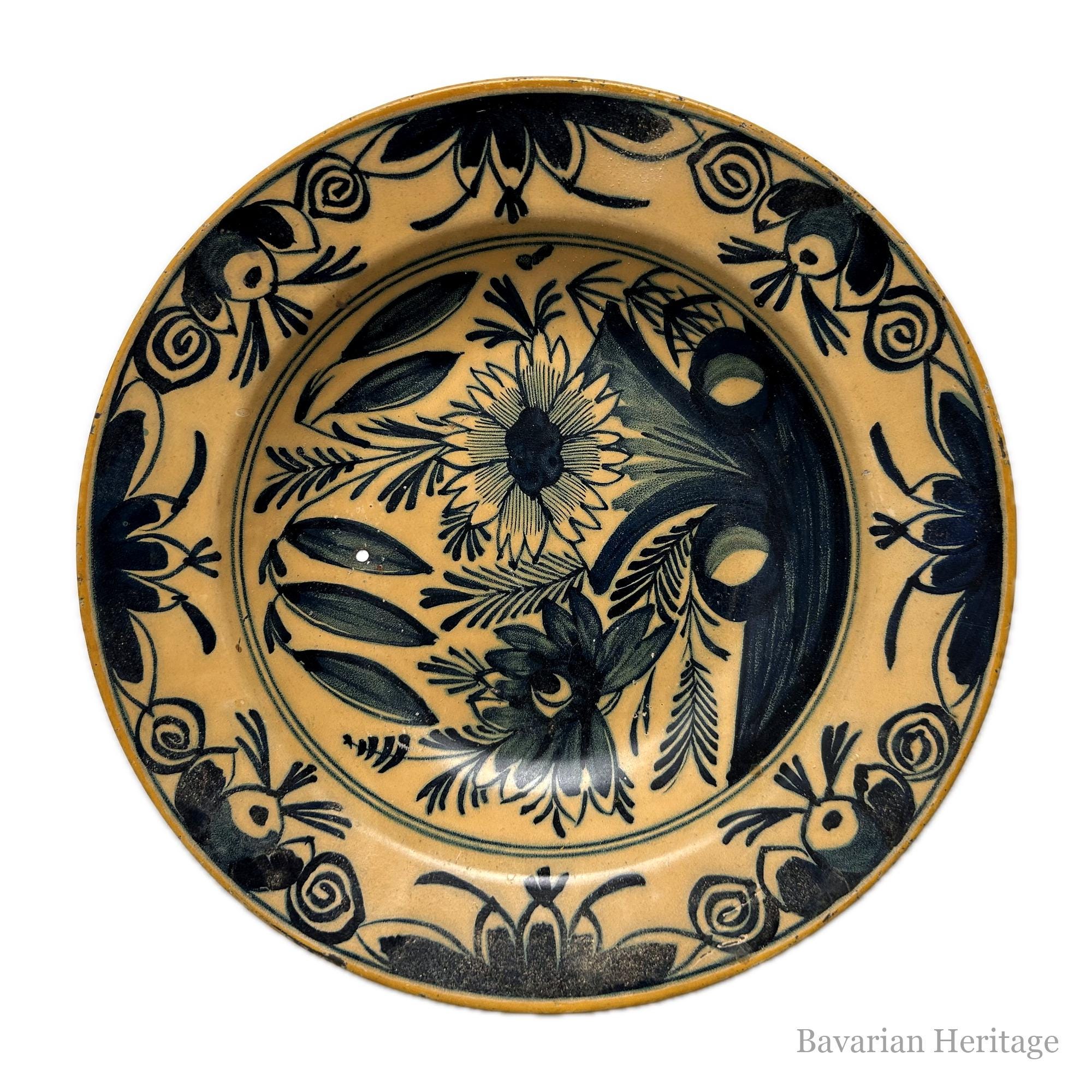 Plato de pared con flores azules sobre fondo amarillo, 23 cm