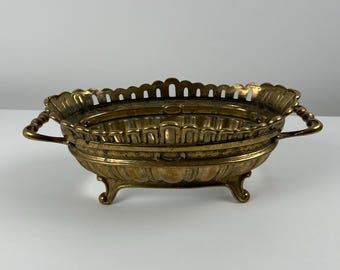 Beautiful vintage planter retro jardiniere decoration garden spring Château-core