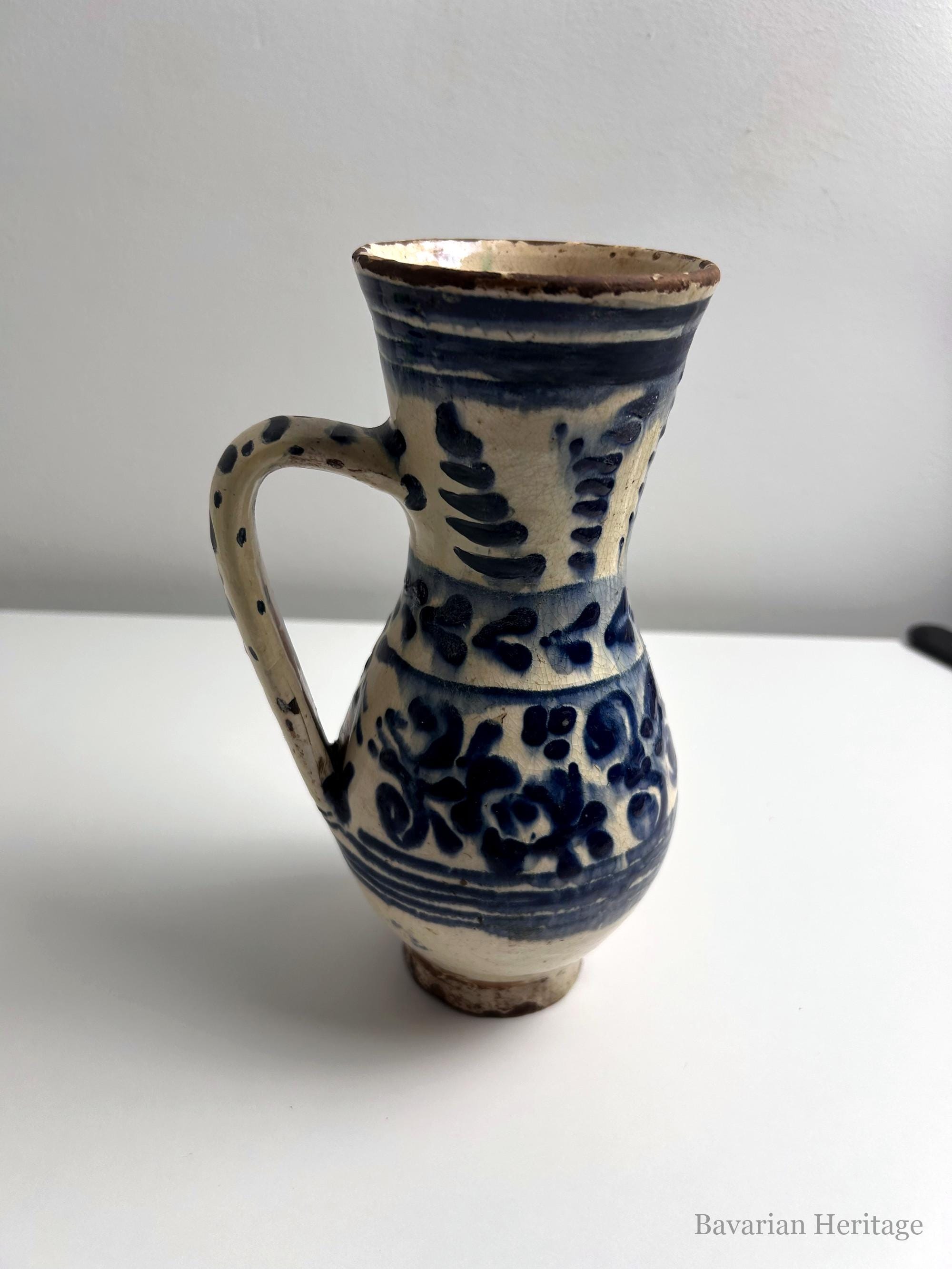 Brocca con manico della Transilvania, dipinta in blu, tralci di foglie, 21 cm