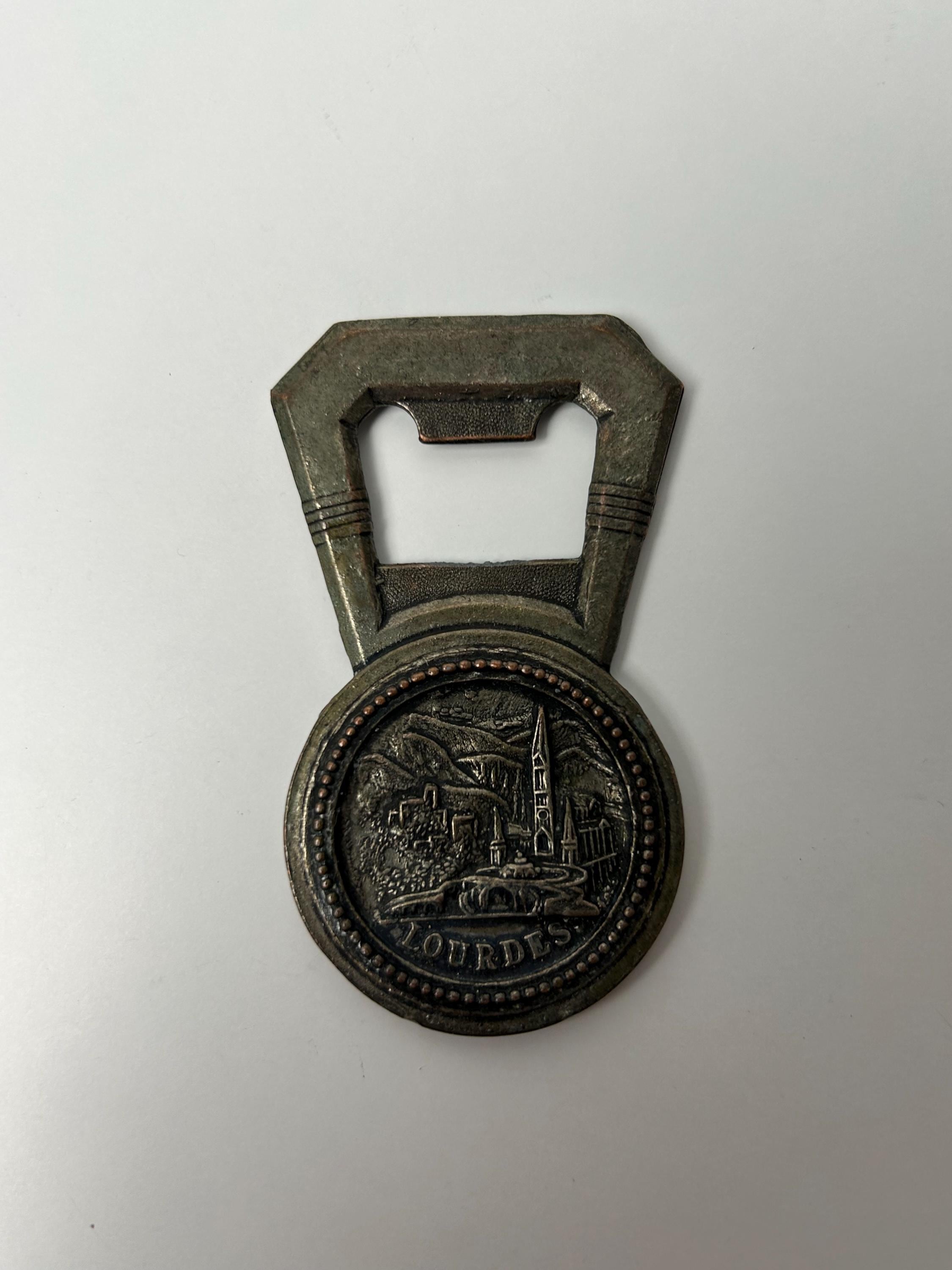 Flaschenöffner vintage Lourdes 8x5cm 3,15x1,97in