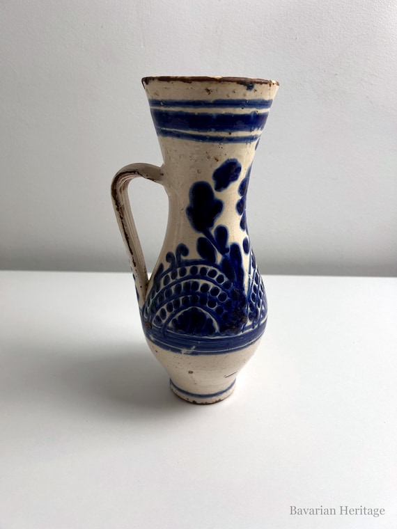 Brocca con manico della Transilvania, decoro blu a ventaglio, 23 cm