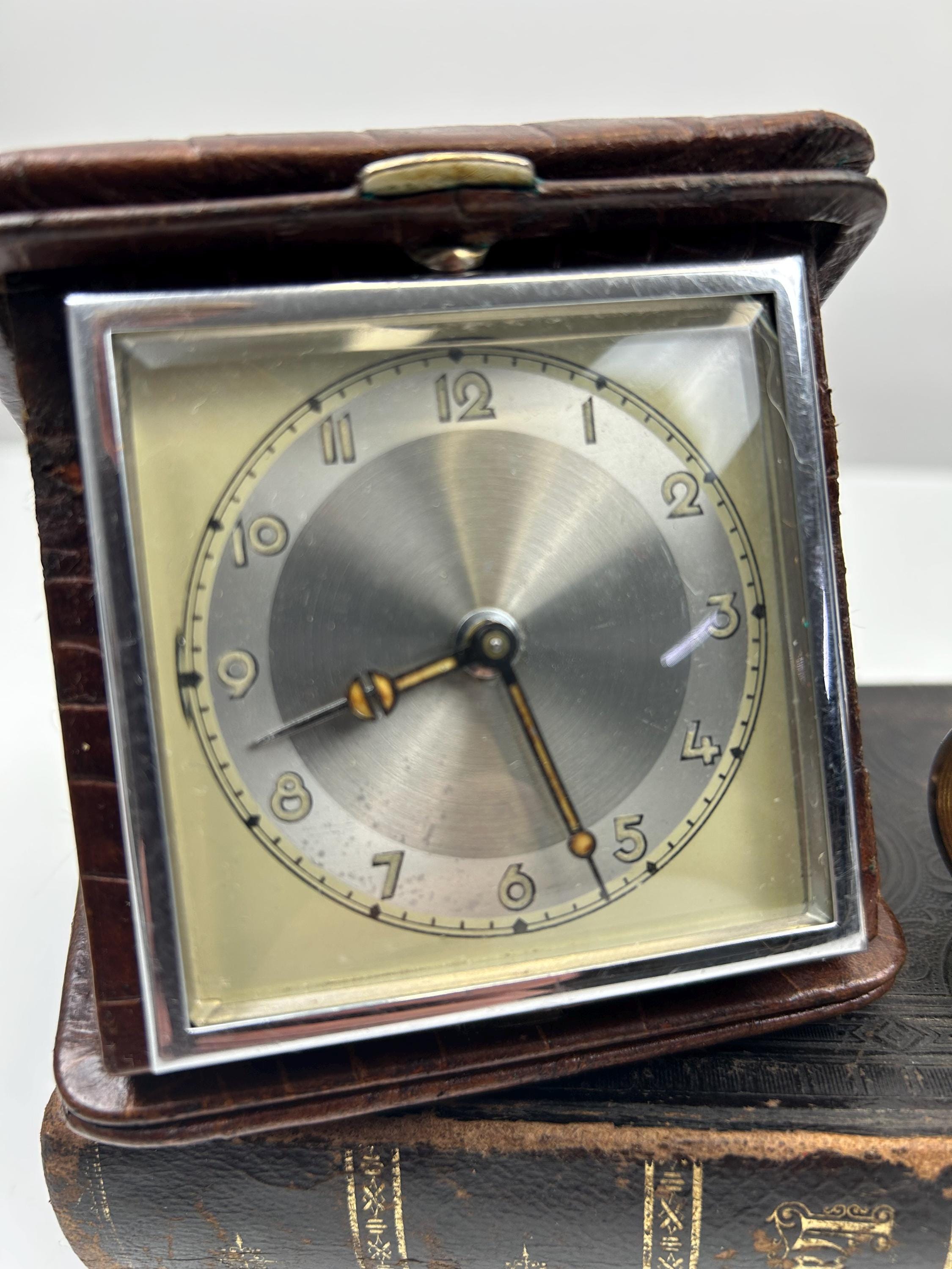 Reisewecker vintage braun Uhr retro Uhrensammlung Uhrensammler Dekoration Art Déco Einrichtung chateaucore funktionstüchtig alt