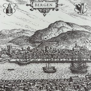 Op de afbeelding: Een zwart-witte gravure die de stad Bergen in Noorwegen toont. De gravure toont de haven van de stad met schepen en gebouwen. De tekst "BERGEN" wordt weergegeven in een decoratief banner bovenaan de afbeelding.