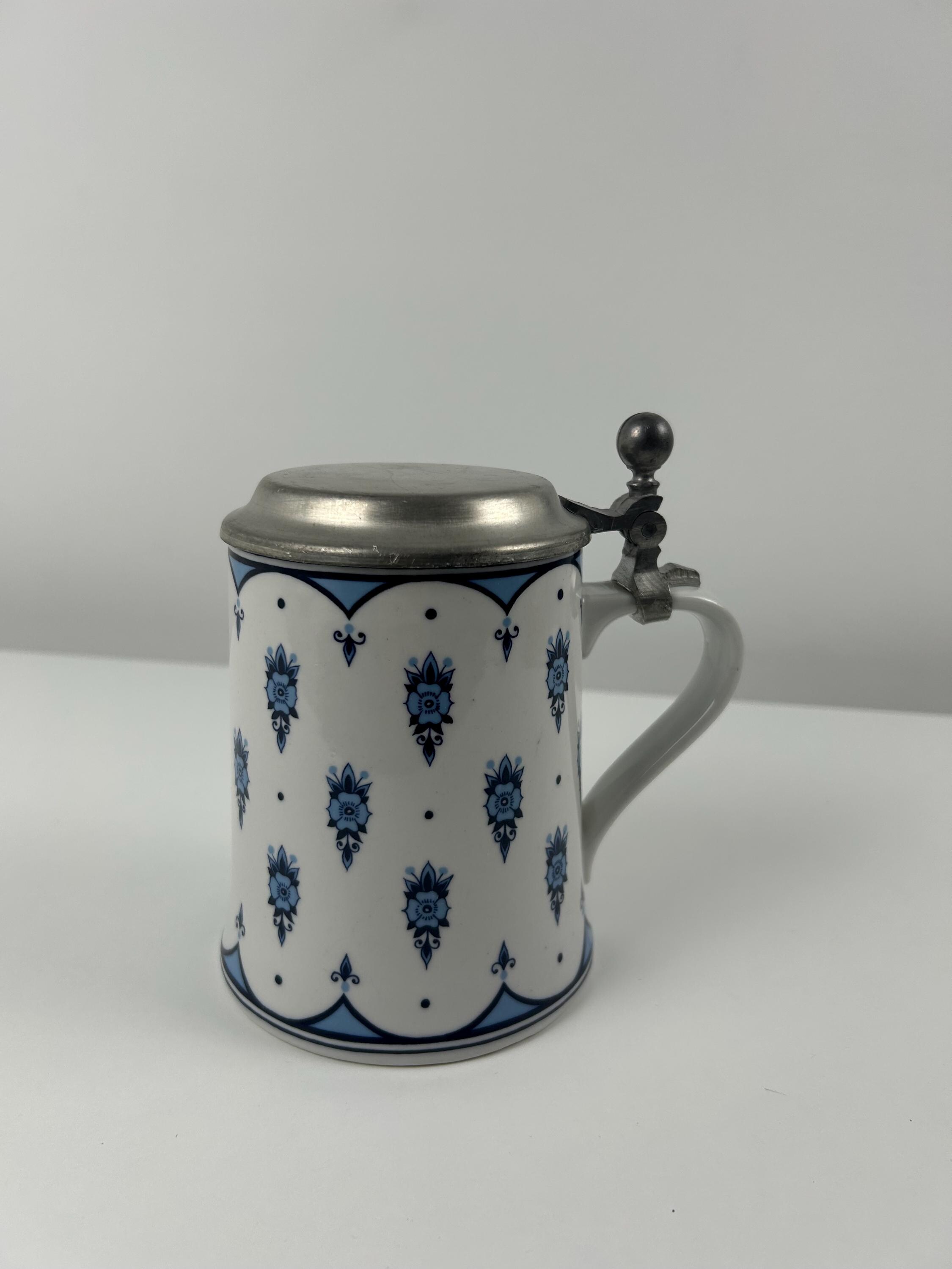 Bierkrug weißblau Bierkultur traditionell Dekoration Bier Einrichtung Bierkrugsammlung Bierfreunde Bier trinken Sammler Bierglässer