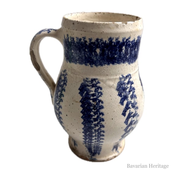 Jarra con asa de Transilvania, decoración azul a esponja, 17 cm