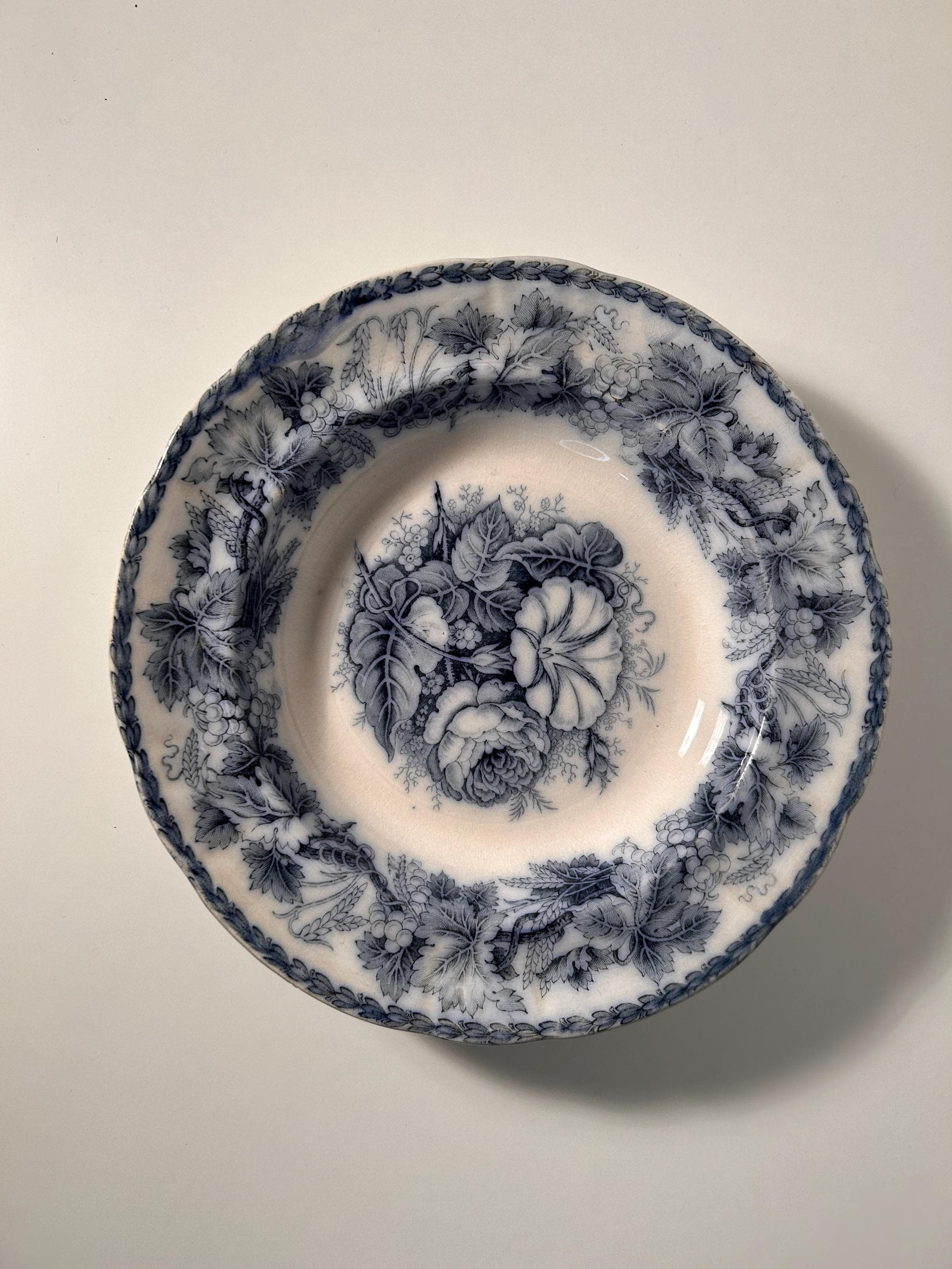 Antikes englisches Tellerset (3 Stück) Flora 1850-1900 Nostalgisch dinieren vintage Antiquitäten wunderschön Château Core