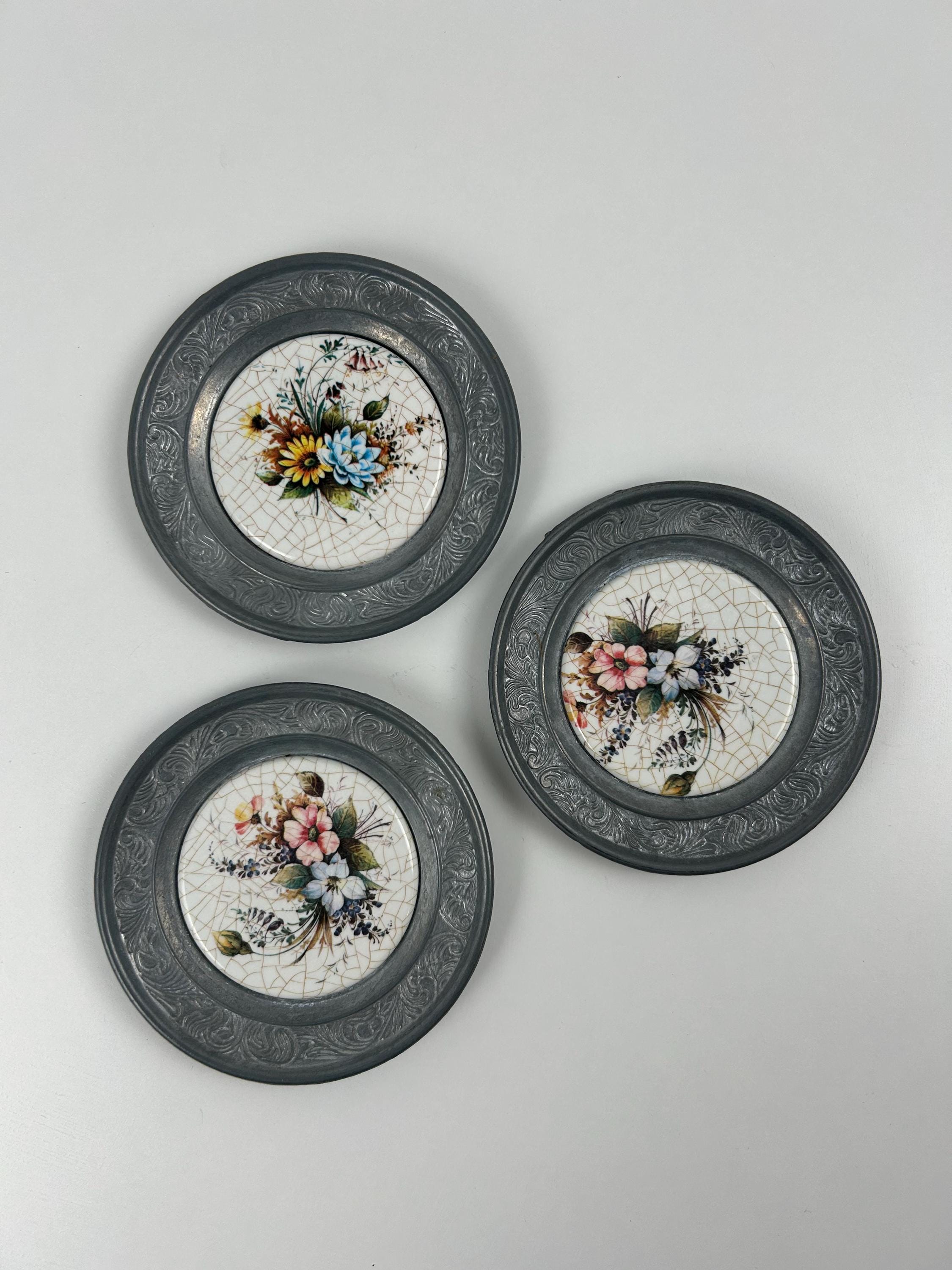 Untersetzer vintage Set 3 Stück Blumenmotiv Dekoration Zinn Wohnzimmer Landhaus Küche Blumenmuster rar