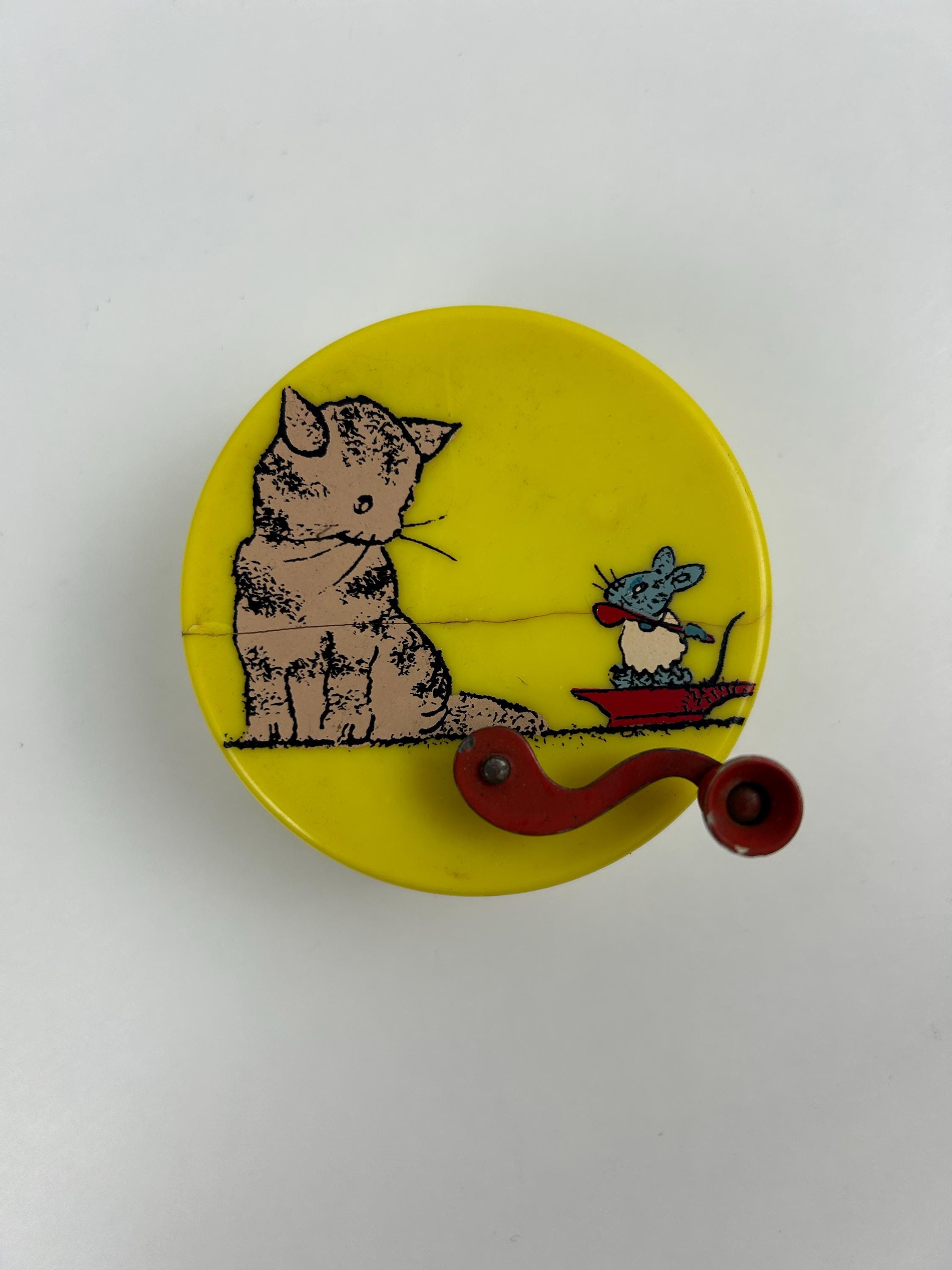 Vintage Kinder-Spieluhr mit Katze und Maus, gelbe Handkurbel-Spieldose aus Kunststoff, 1970er/80er Jahre Spieldose vintage nostalgisch