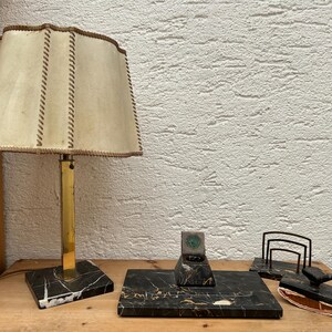 Conjunto de escritorio Art Decó de mármol de 4 piezas con lámpara, portalápices, porta cartas y sello