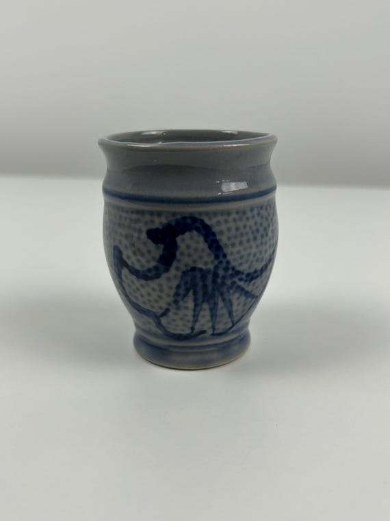 Steingut Becher graublau 8cm Handbemalt