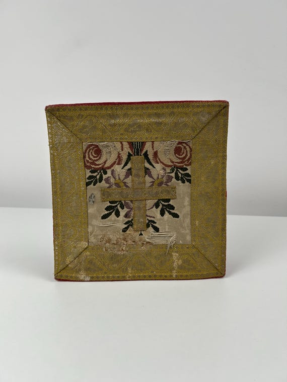 Antike Stickerei um 1900 Kreuz Rosen Seidengrund