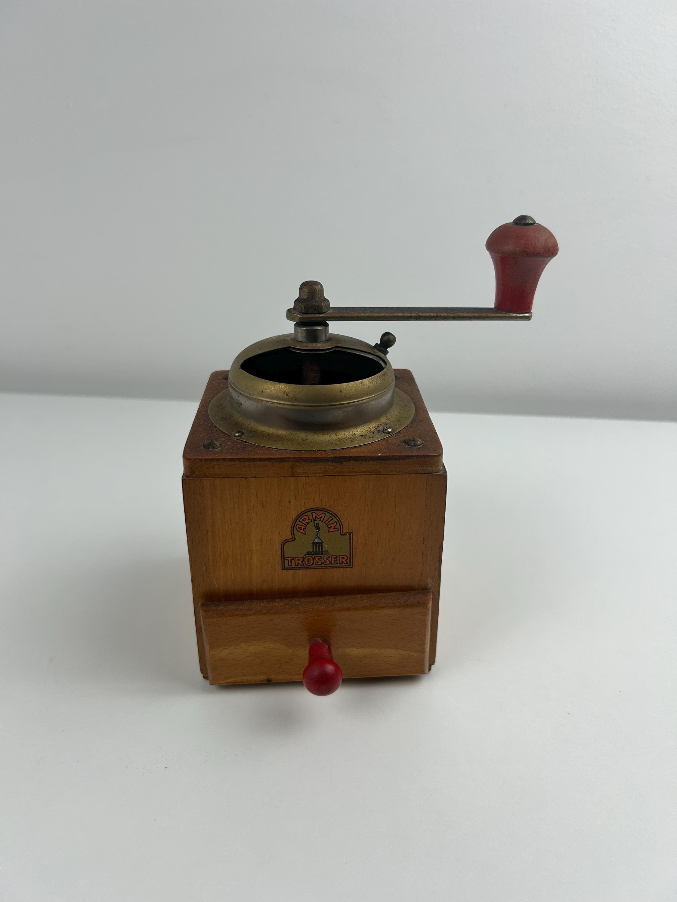 Alte Kaffeemühle braun Armin Trösser vintage Kaffeemühlen retro Kaffee mahlen nostalgisch