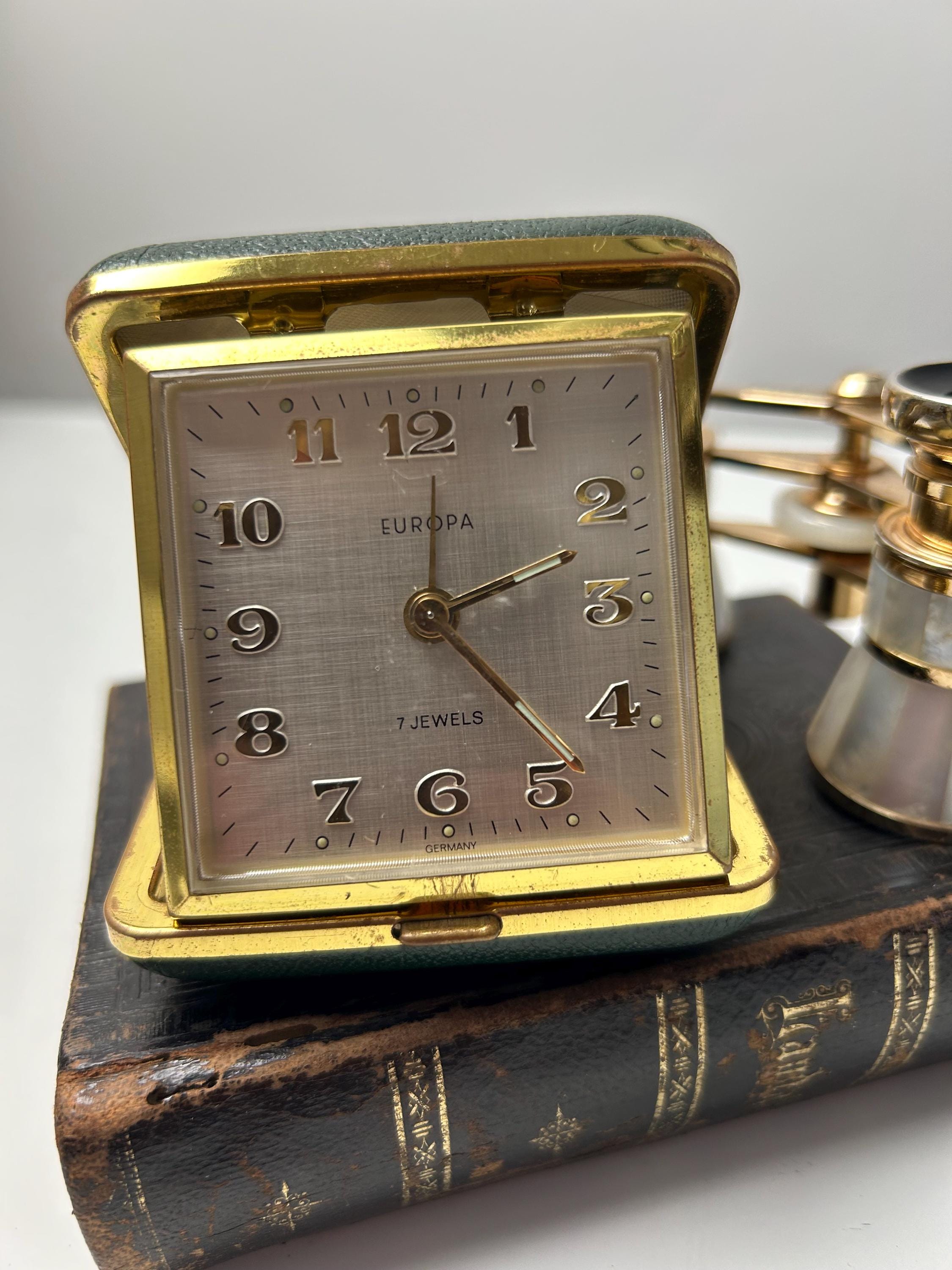 Reisewecker vintage Europa grün Uhr retro Uhrensammlung Uhrensammler Dekoration Art Déco Einrichtung funktionstüchtig