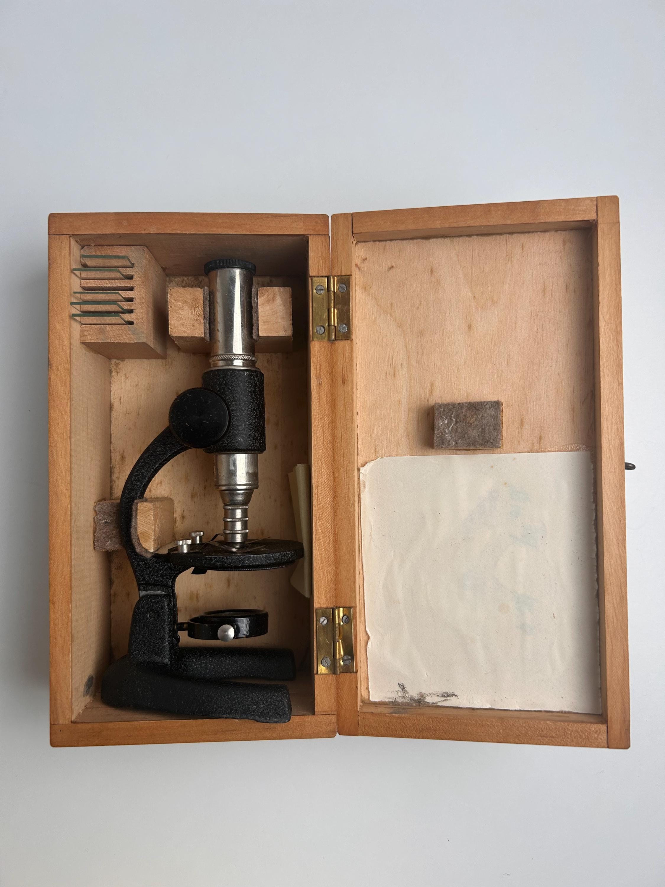 Vintage Mikroskop mit Holzkiste Einrichtung wissenschaftlich Dekoration Labor