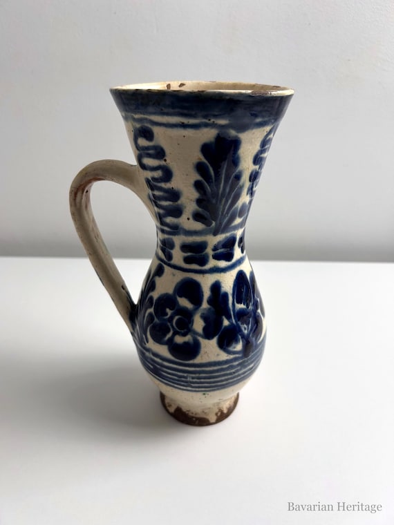 Brocca con manico della Transilvania, dipinta in blu, palmette, 22 cm