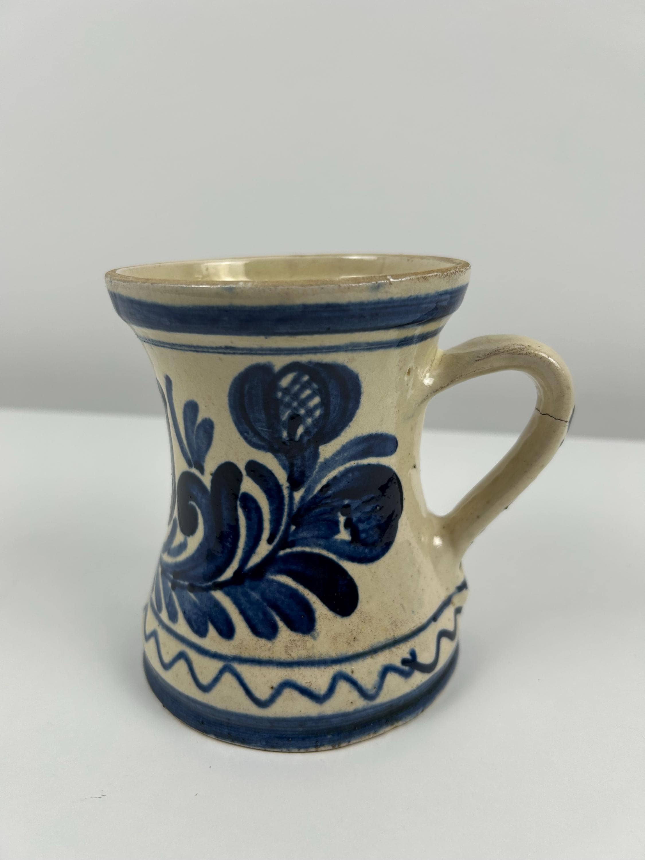 Wunderschöner Krug mit Blumenmotiv 13 cm retro Topf alt weißblau