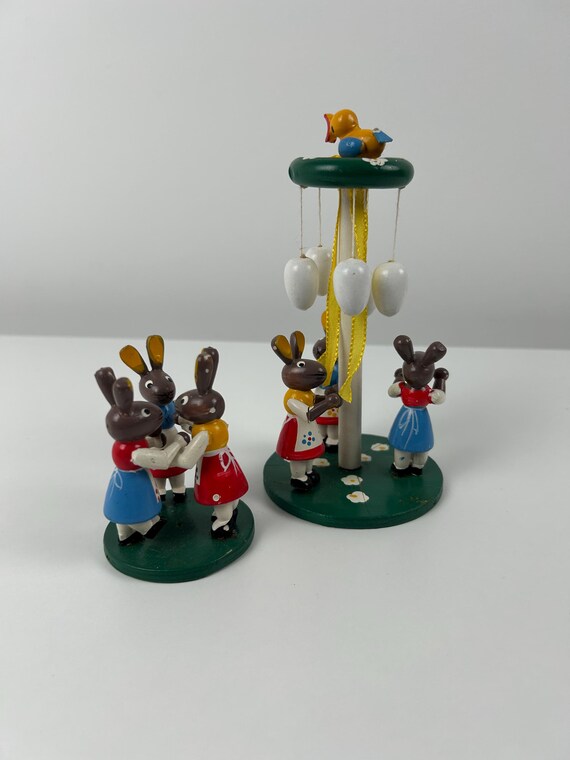 Frühlingsdekoration Hasen mit Maibaum Vintage