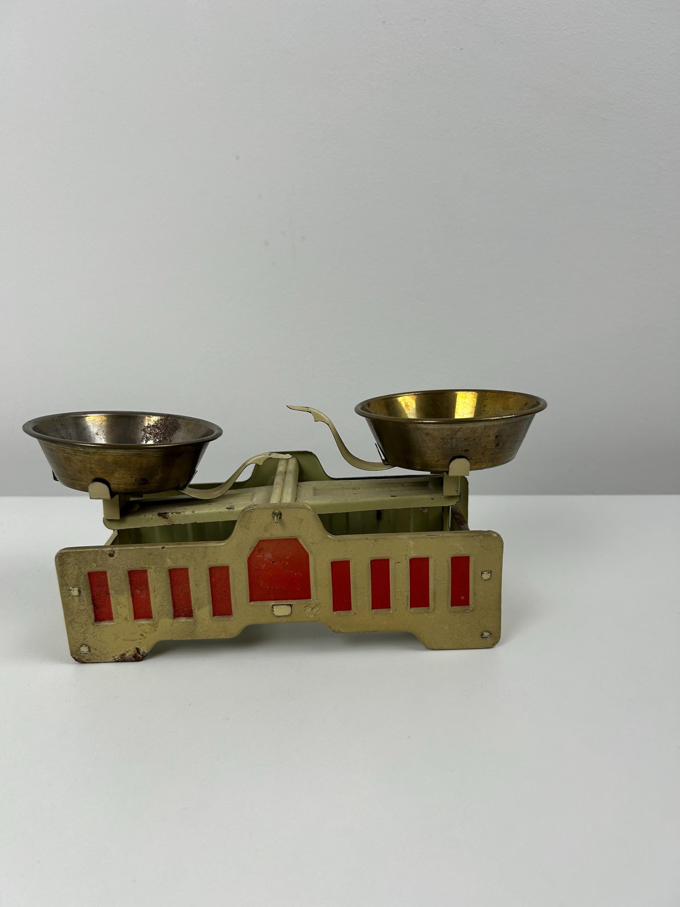 Vintage-Balkenwaage / Spielzeugwaage aus Blech mit Messingschalen – Charmantes Sammlerstück 22x10cm 8,66"x3,94"