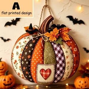 Puede incluir: Una decoración colgante de tela con forma de calabaza y diseño estampado plano, con paneles alternos de motivos florales, lunares, telarañas y cuadros. Incluye un parche central en forma de corazón, un pequeño sombrero de bruja y hojas de otoño.