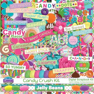 Può includere: Un kit per scrapbooking digitale intitolato Candy Crush Kit che presenta un vivace collage di elementi a tema caramelle, inclusi fiori, lecca-lecca, caramelle gommose ed etichette di testo come So Happy, Sugar Rush, Goodies e I Want Candy.