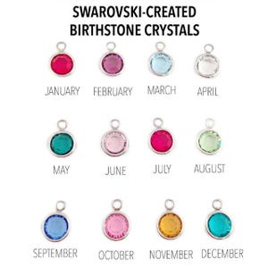 Op de afbeelding: Een kaart met Swarovski-gemaakte geboortesteenkristallen, die de geboortesteen van elke maand laat zien in een klein, helder, rond hangertje. De kristallen zijn gerangschikt in rijen, met de naam van de maand onder elk kristal.